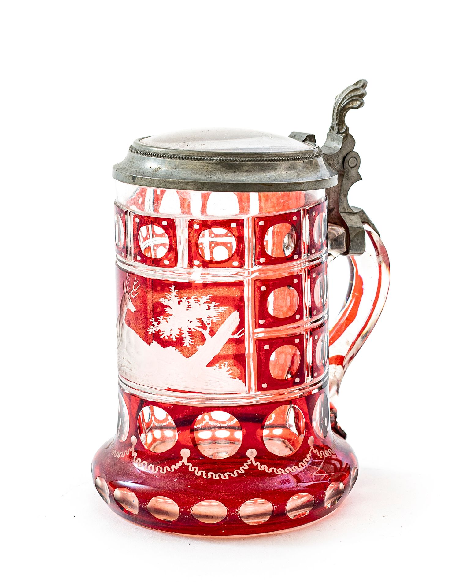 Null 巴伐利亚啤酒杯由红色调的波西米亚水晶制成，无色的杯盖玻璃，带锡环和拇指托。

以长方形的保留地装饰着一个由棋盘格组成的雄鹿图案

高度：16厘米