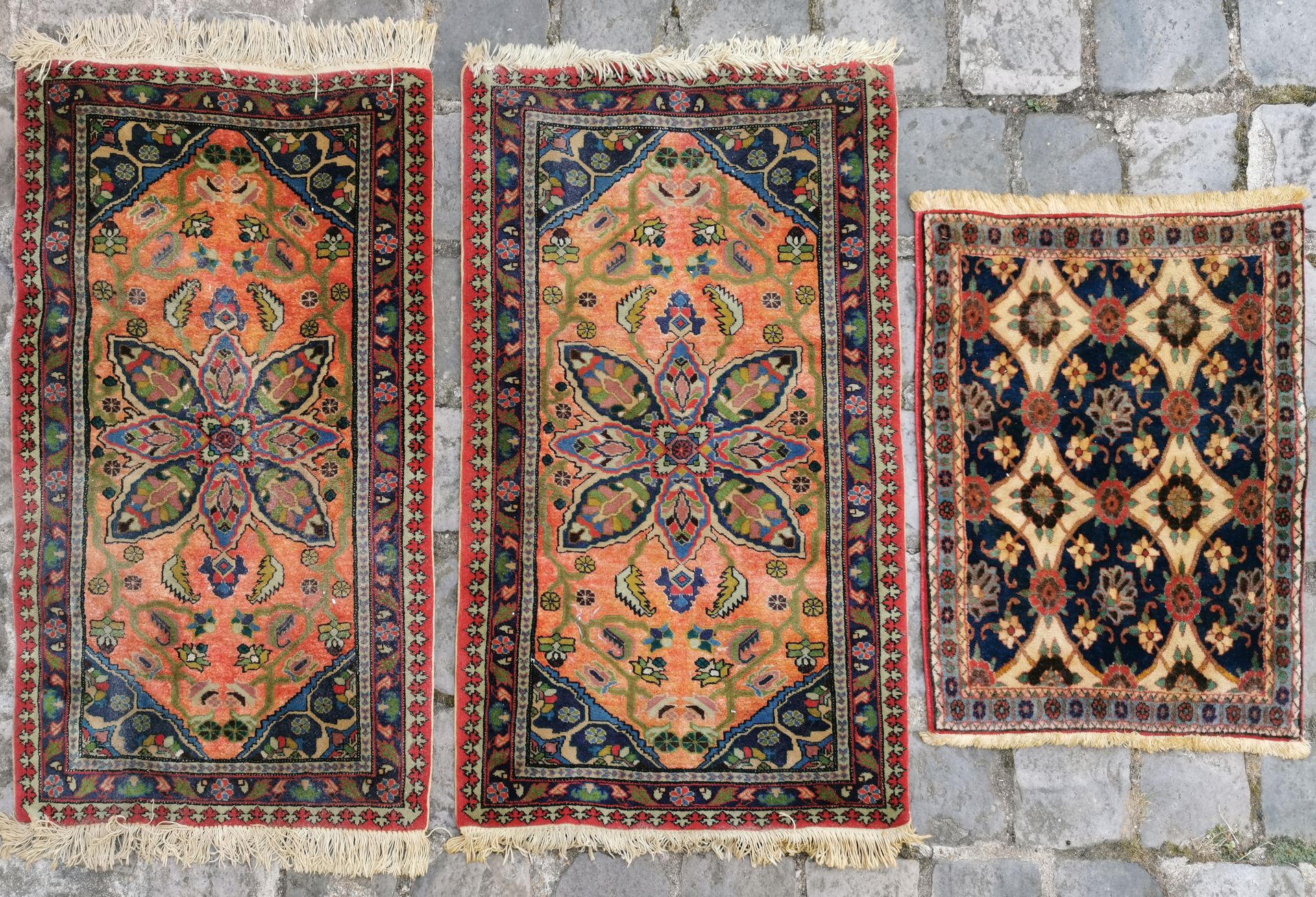 Null 一批三张地毯

A和B: 一对Ardebil地毯（伊朗），大约在1975年，有花卉装饰。

C: 维拉明带米娜卡尼装饰，约1975年。

技术特点 :&hellip;