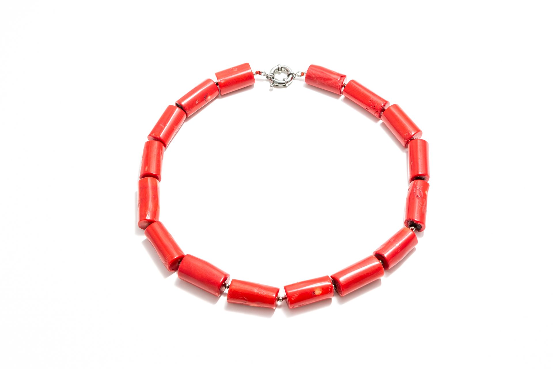 Null 由圆柱形的红珊瑚片安装在红线上并夹杂着一个镀银球制成的项链

毛重：163.5克。