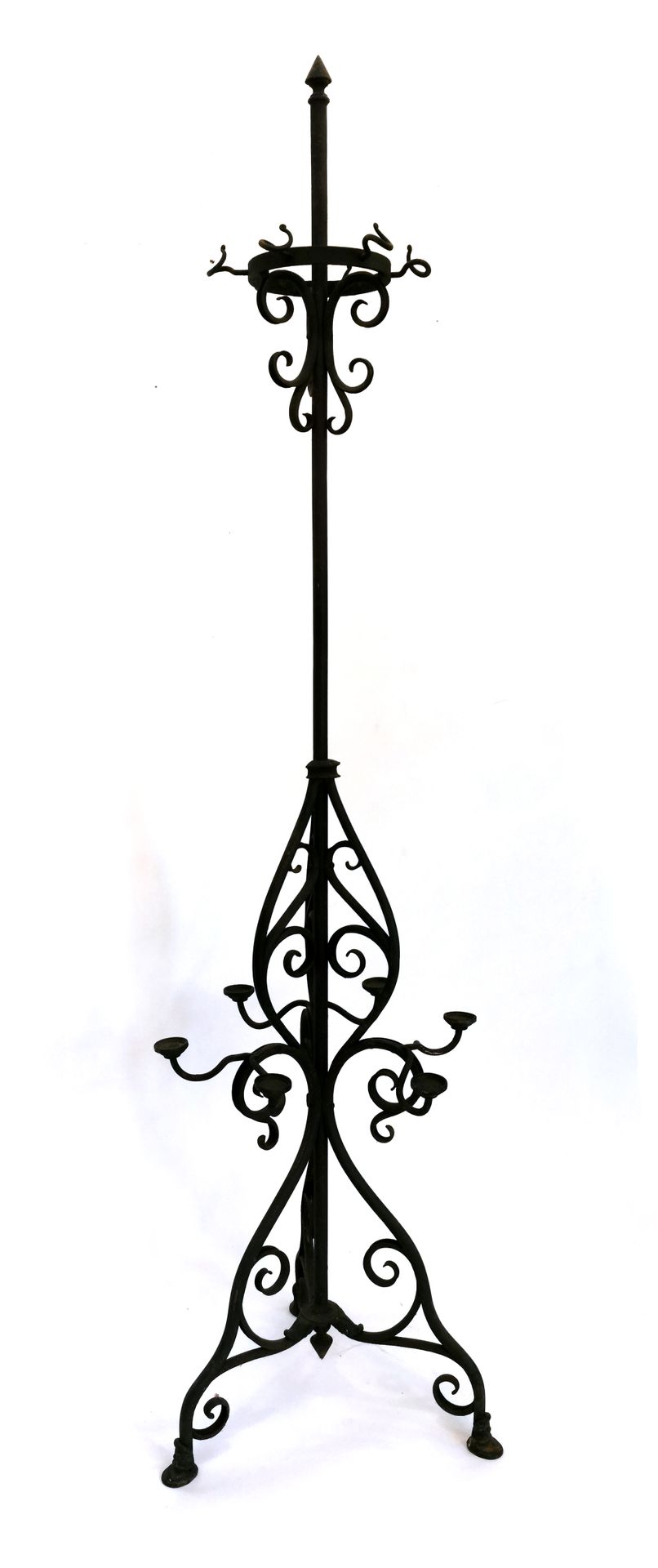 Null 带卷轴和支架的锻铁灯架；上部可作为油灯的悬挂物；下部有六个灯

19世纪

高：230厘米