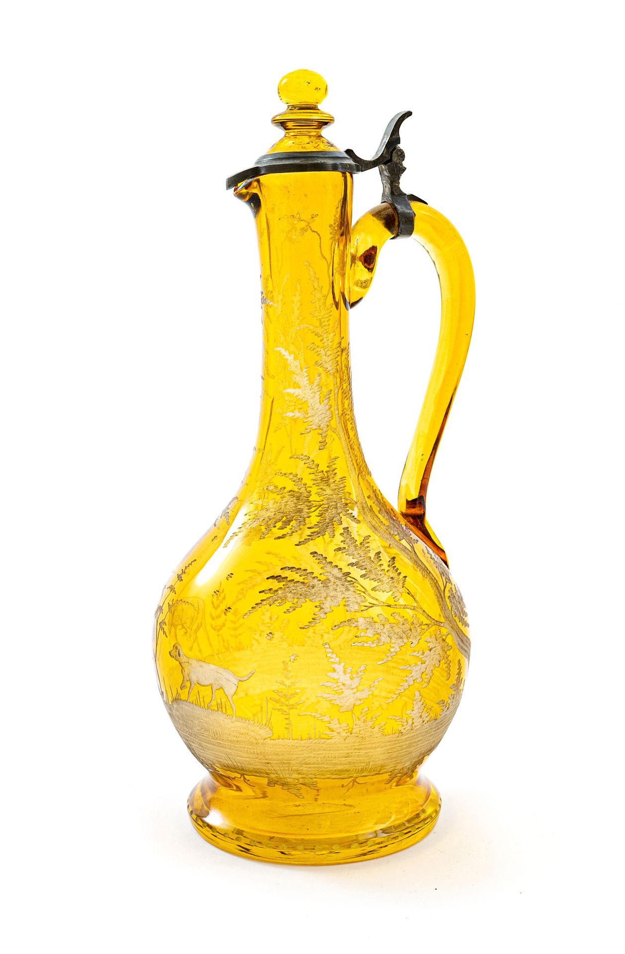 Null 黄色调的波西米亚水晶水壶，盖子镶嵌在一个带推杆的紫铜环上

狩猎场景的旋转装饰，代表一只狗在雄鹿面前。

19世纪的作品

高度：31厘米

没有缺口&hellip;