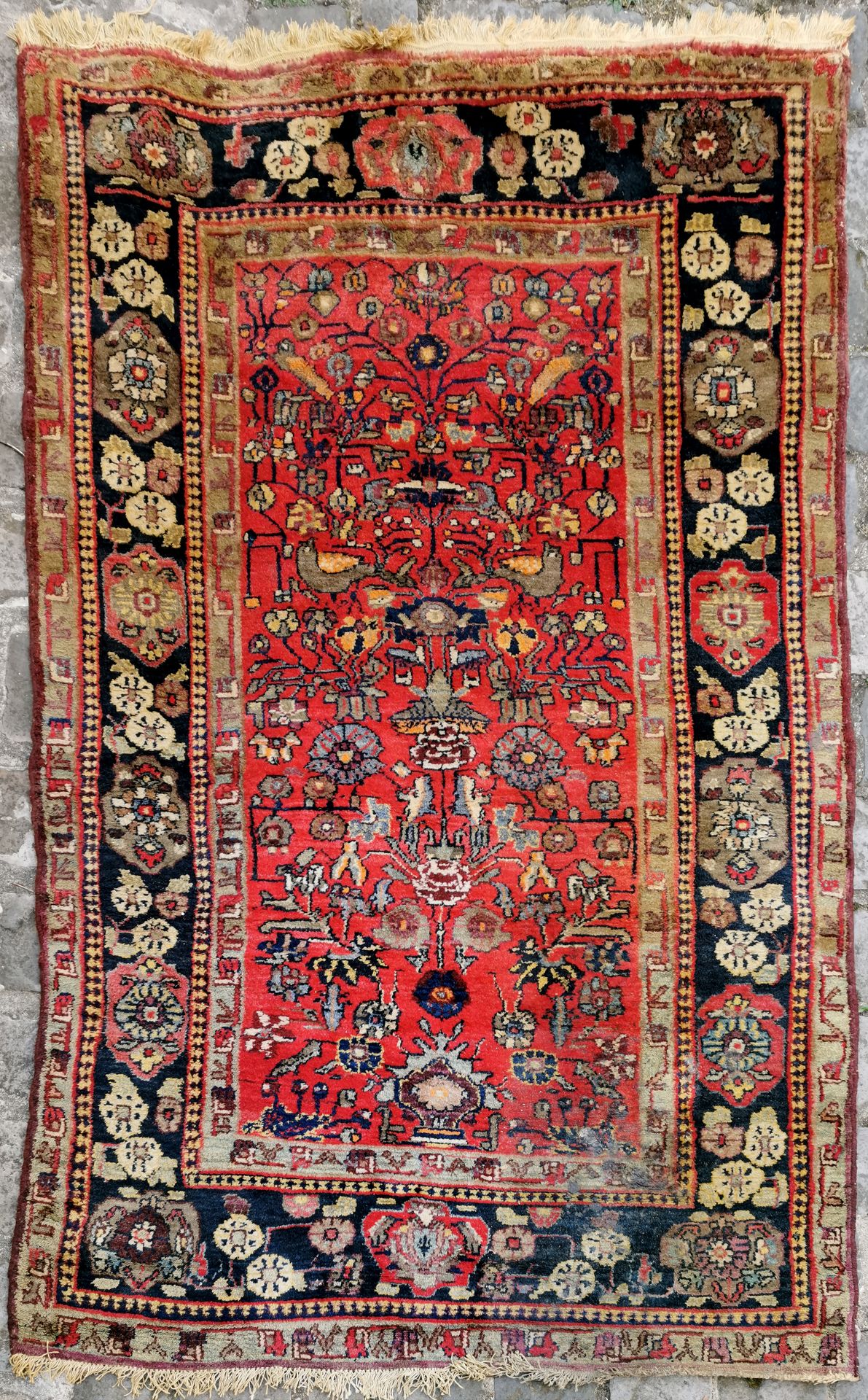 Null 哈马丹（伊朗）的莉莉安地区，约1970年。

技术特点：在棉质基础上的羊毛丝绒。

红宝石领域装饰着几何风格的多色花鸟构图。

有些氧化和自然磨损。
&hellip;