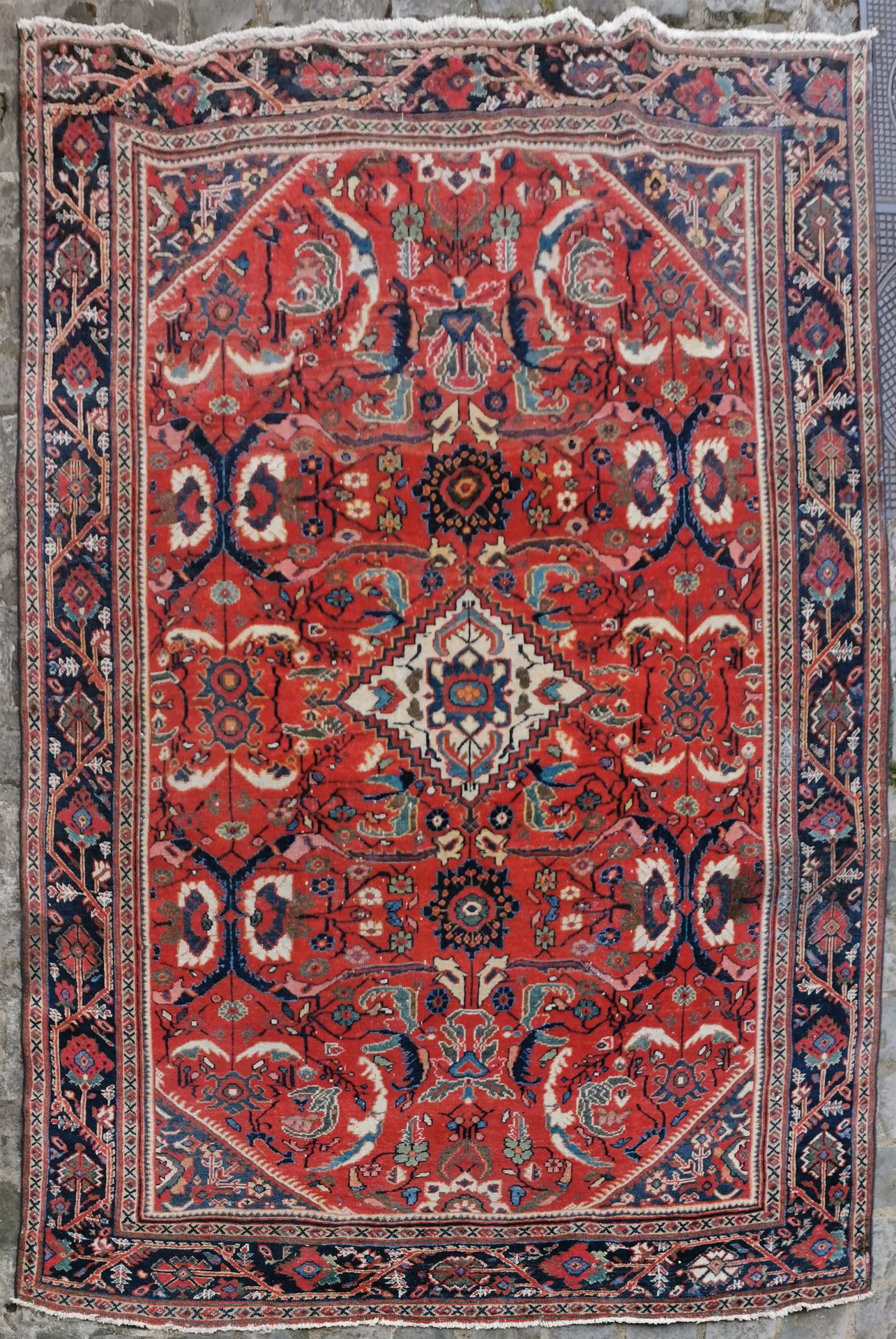 Null Mahal Mushkabad（伊朗）20世纪初。

技术特点：在棉质基础上的羊毛丝绒。

红宝石场地上有手掌状的花枝，叶子是多色的，中央有一个象牙色&hellip;