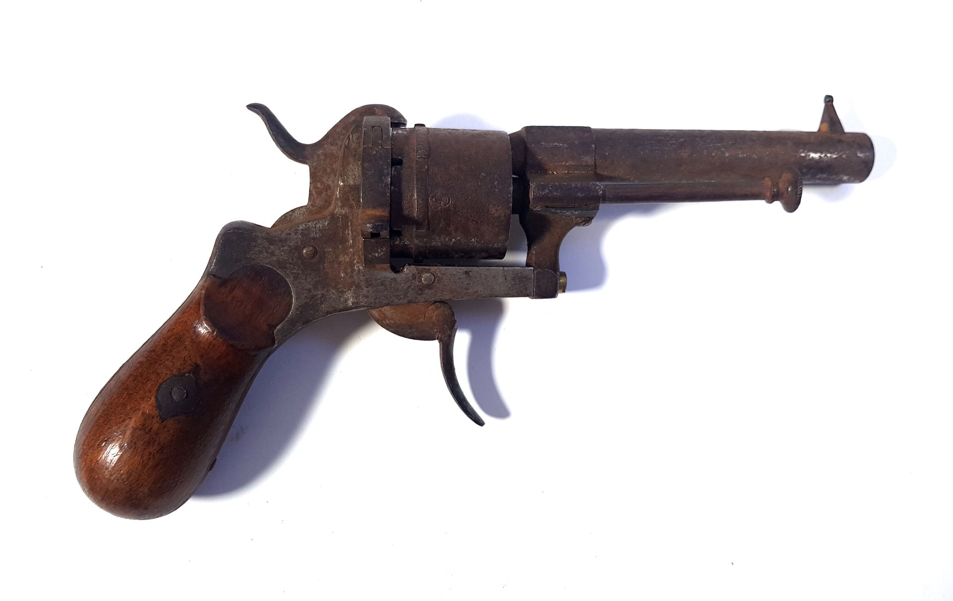 Null Revolver mit Brosche 

L. 18 cm

Mechanismus mit Griffen

Kategorie D - fre&hellip;