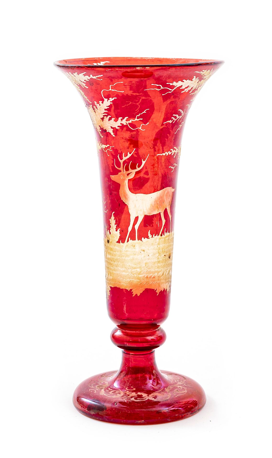 Null 波西米亚风格的水晶花瓶，基座上有一个深浅不一的红色外翻颈部

纹饰刻有两棵橡树之间的草地上的雄鹿车轮，底面装饰有叶子楣。

19世纪的作品

高度：3&hellip;