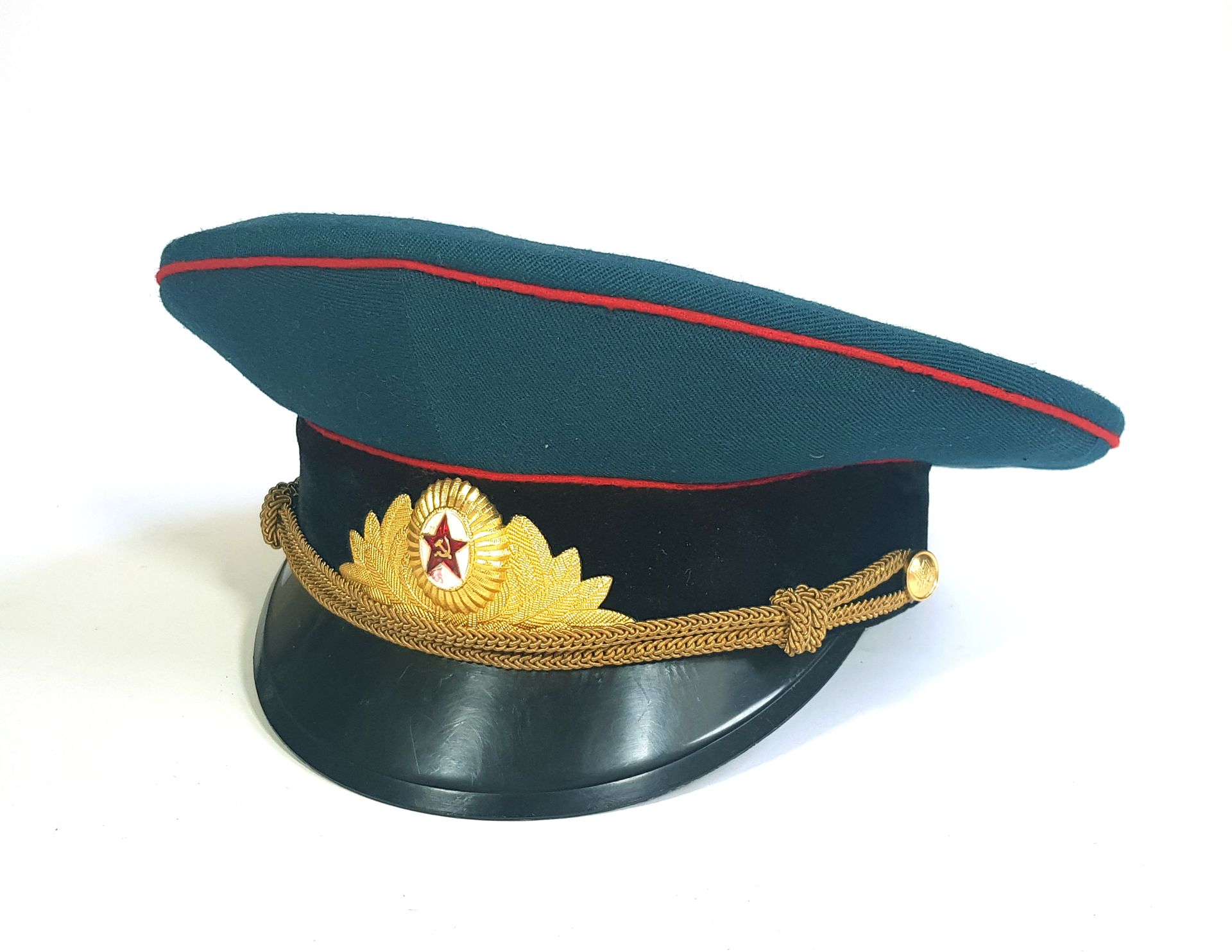 Null фуражка советскойармии

苏联军官的礼帽，帽内有俄文标签，日期为1987年

直径28厘米

状况良好
