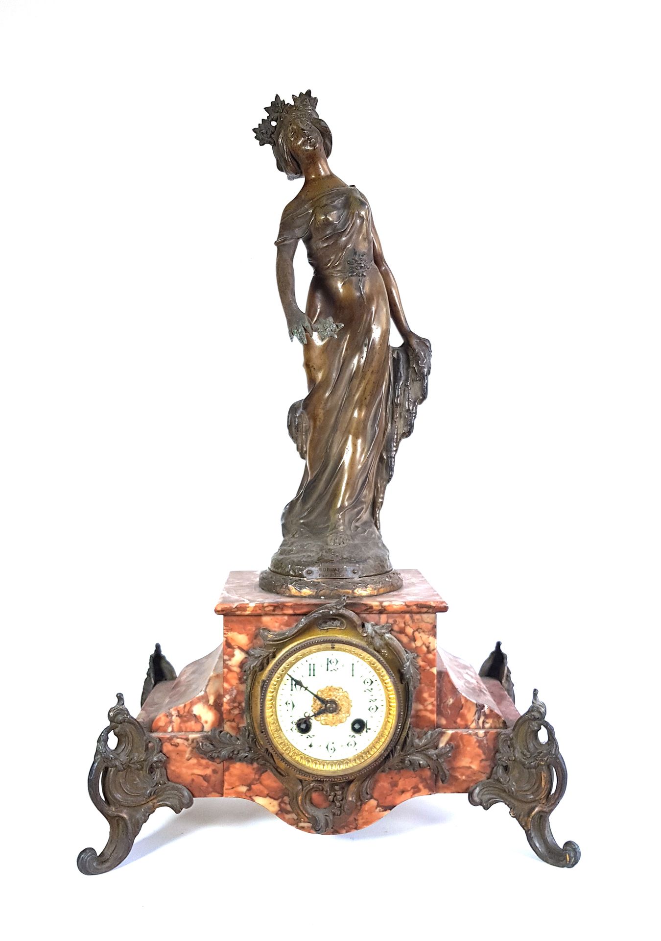 Null 格里奥特大理石和青铜装饰的壁炉钟，上面有一个带有奖章色泽的雷古拉寓言，"Edelwess after Fuchs"。

珐琅质表盘，阿拉伯数字

约1&hellip;
