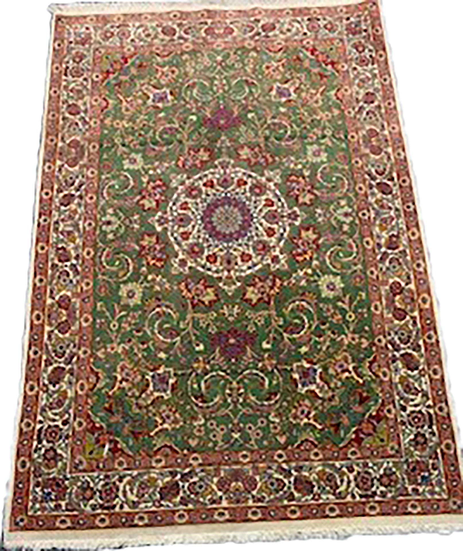 Null 杰出和非常精美的大不里士羊毛和丝绸地毯 - 伊朗，20世纪中期

尺寸：200 x 133 cm

技术特征 : 丝质羊羔绒，花被丝包围着

在棉花的&hellip;