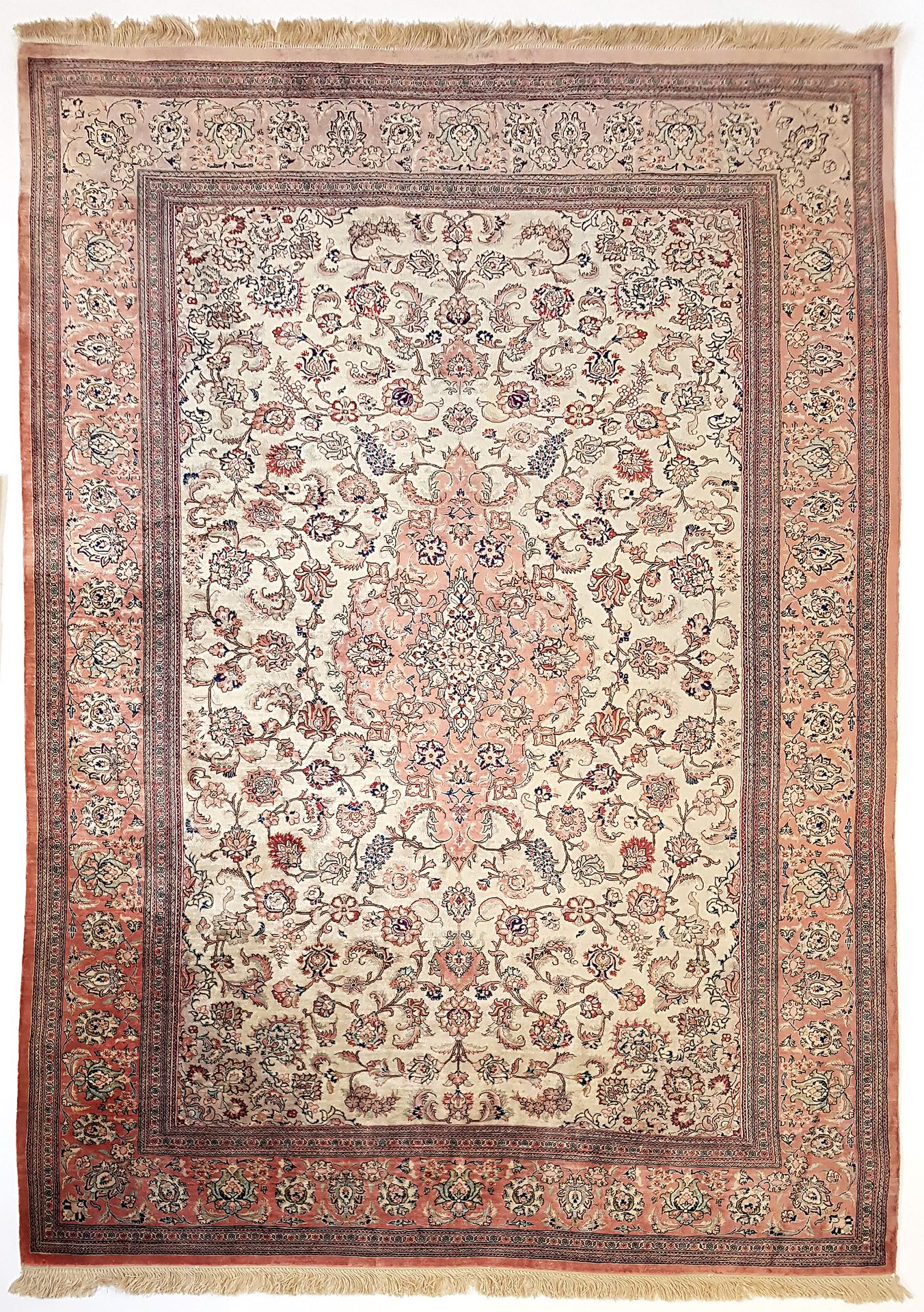 Null Feiner Ghoum-Teppich aus Seide (Iran), um 1980.

Maße: 196 x 138 cm

Techni&hellip;