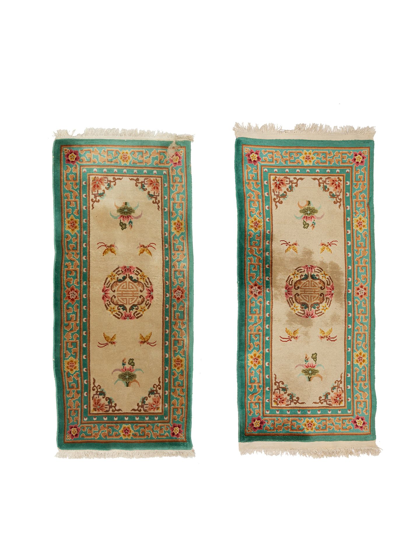 Null 一套两张20世纪中期的绿色背景的中国地毯。

技术特点 : 羊毛天鹅绒，棉质底板

状况良好

尺寸：每个183 x 91厘米

磨损的