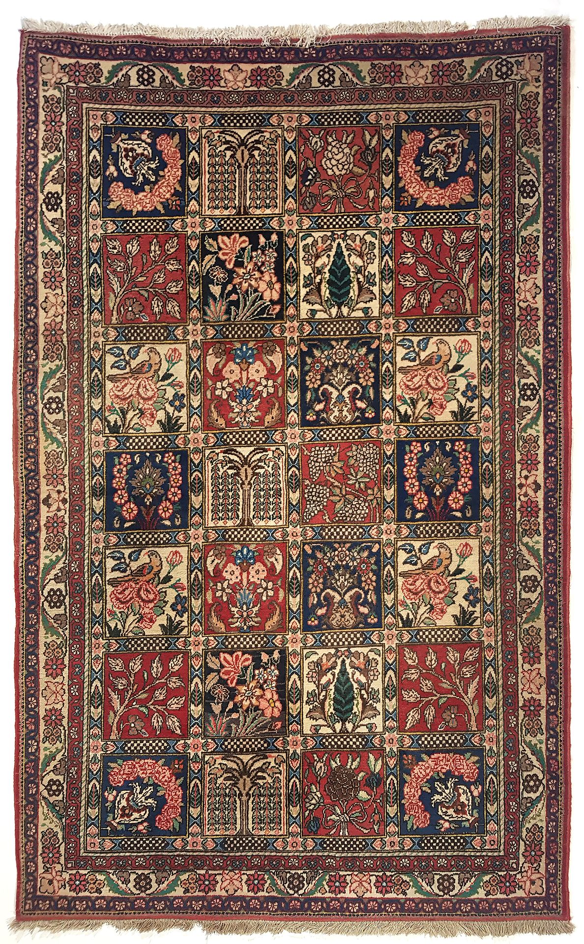 Null 大型BAKTIAR DJAHAD地毯（伊朗），约1985年

尺寸：210 x 130厘米

技术特点 : 棉质底面的丝质羊毛绒布

总体状况良好

&hellip;