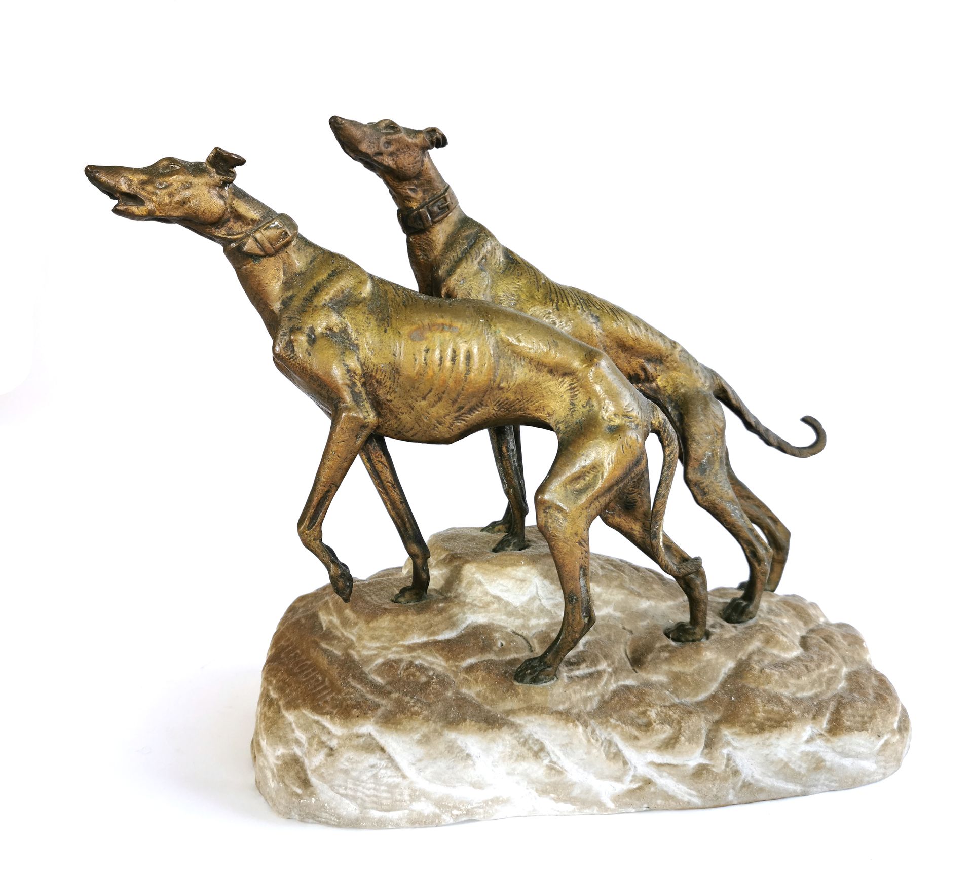Null 普罗斯珀-勒库尔(1851-1924)

猎犬处于静止状态

带有金色光泽的青铜器，放置在硬石雕刻的小丘上

在投手丘上签名

旧铸铁

H.35 x&hellip;