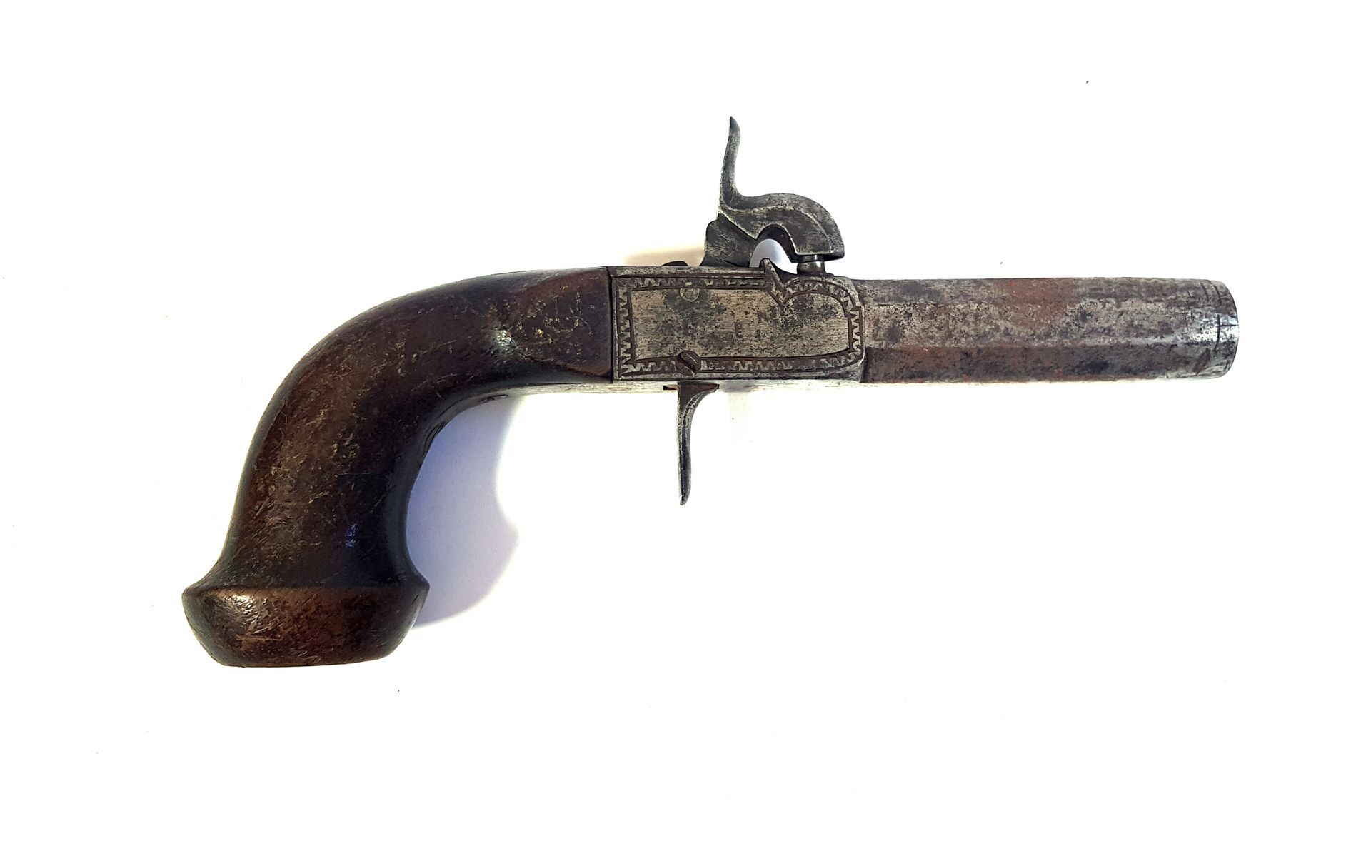 Null Einzelschüssige Perkussionspistole mit achteckigem Lauf.

L. 18 cm

Abnutzu&hellip;