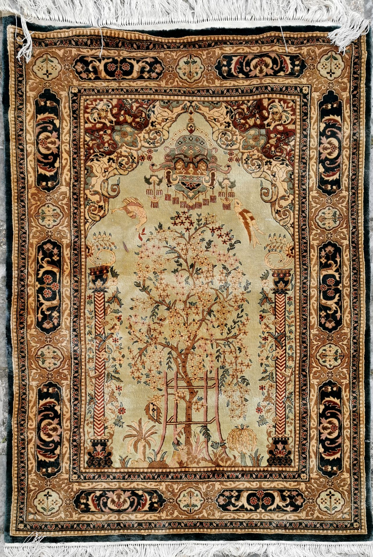 Null 大约在1980年，Silk Sino Ghoum。

技术特点：丝绸基础上的丝绒。

祈祷毯上有米哈拉布，悬挂的油灯，双柱状物，框架是一棵生命之树，周&hellip;