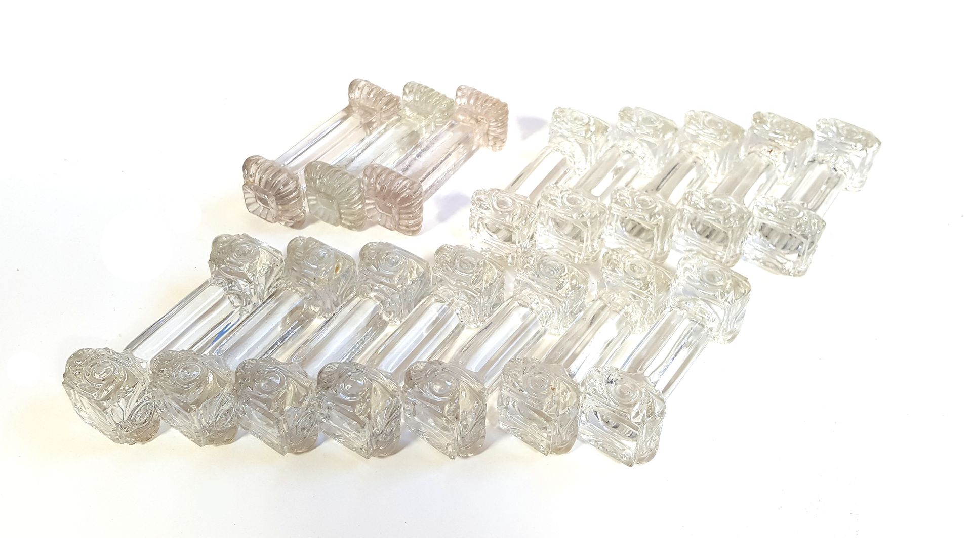 Null Dodici portacoltelli di cristallo con motivi di colonne antiche

L. 9 cm

T&hellip;