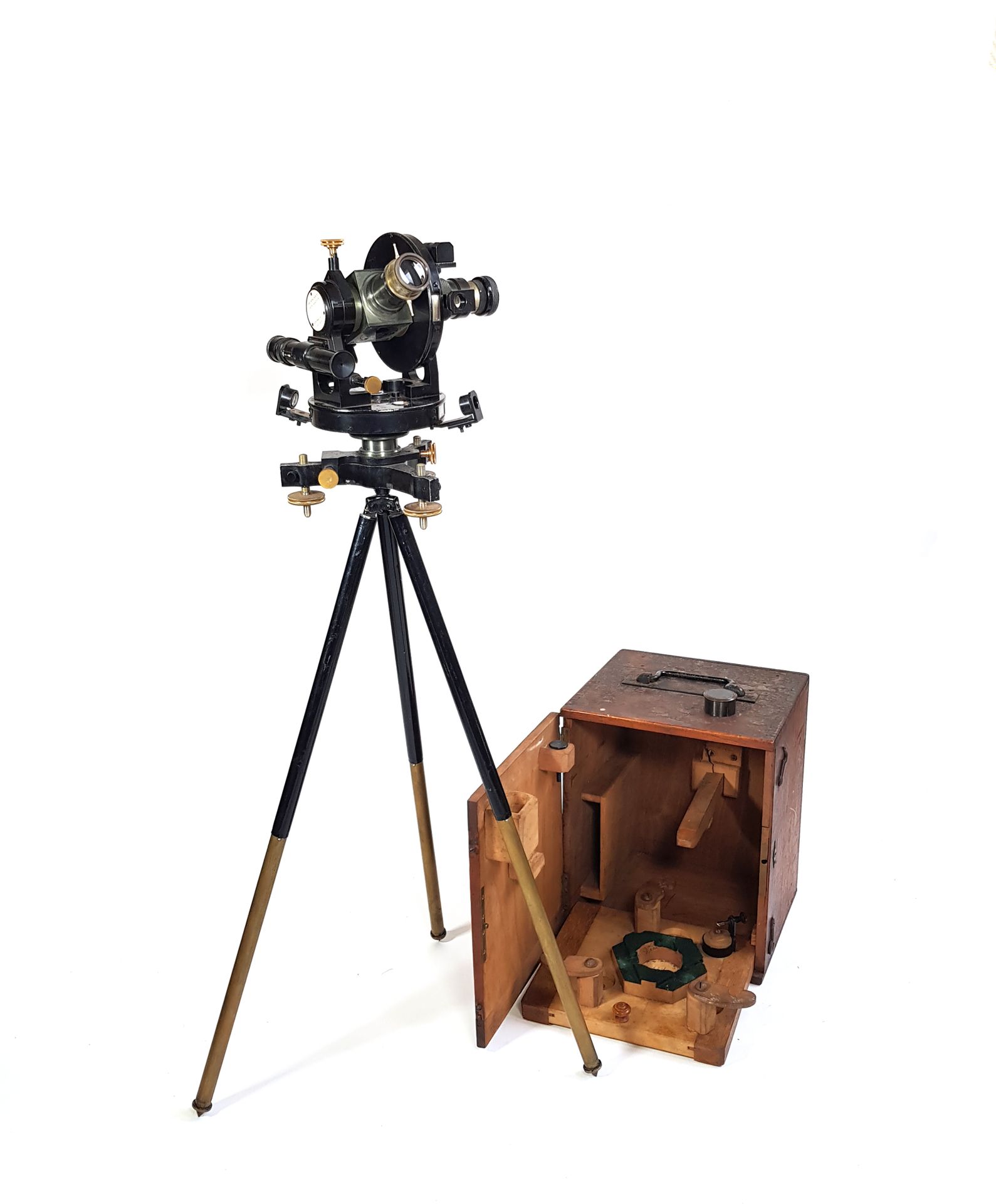 Null HUET Paris, circa 1920

Theodolite in black lacquered metal marked "HUET Pa&hellip;