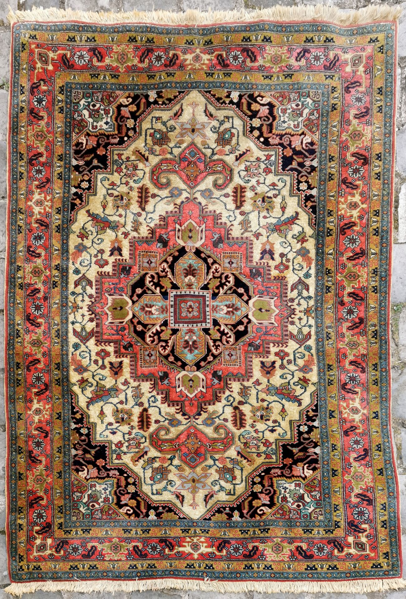Null 阿德比勒（伊朗西北部）约1975/1980年。

技术特点：丝质羊毛绒，花朵由丝绸包围，以棉花为基础。

象牙色的场地上有几何风格的卷轴和花环，框住了&hellip;