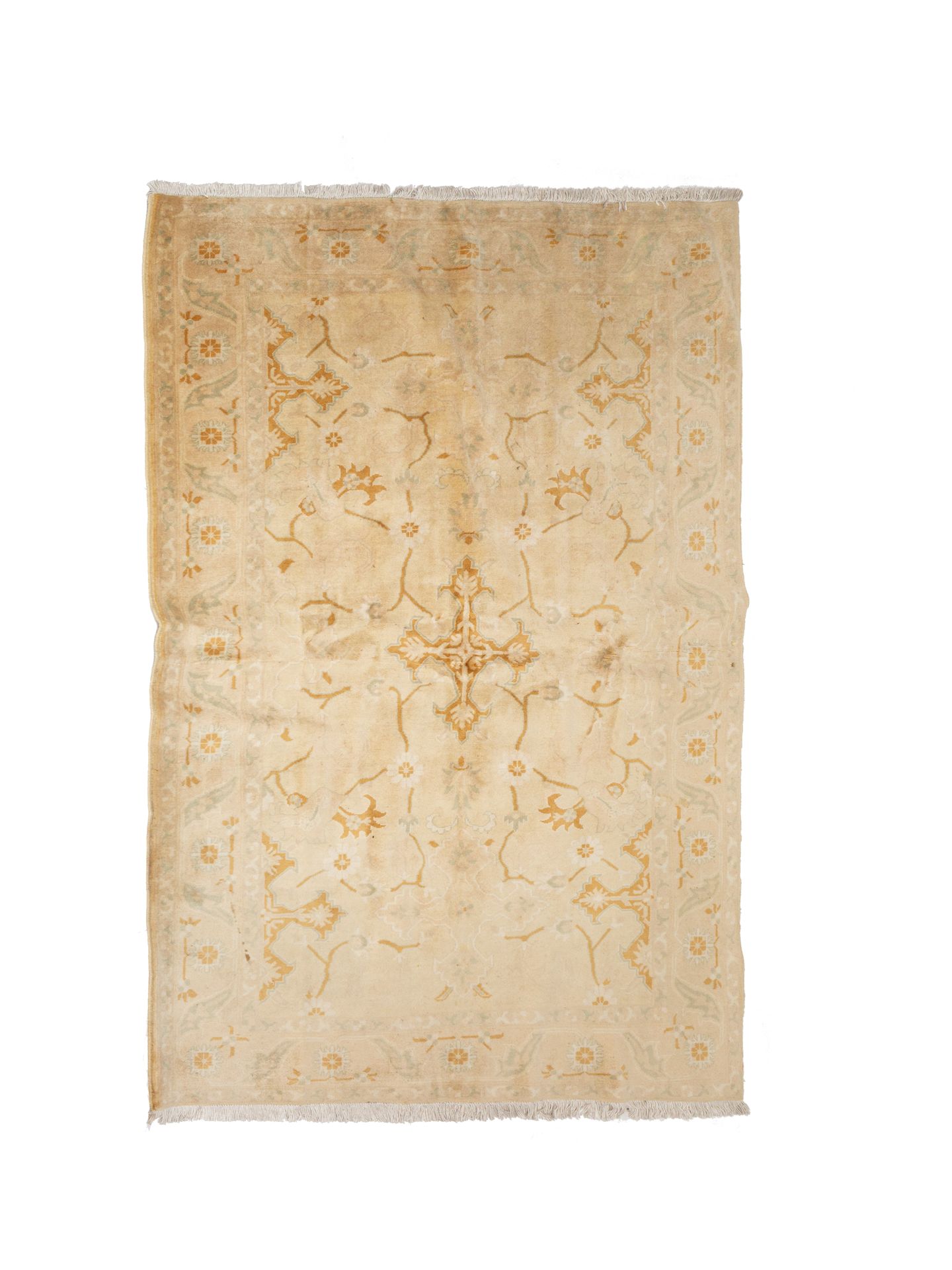 Null 印度阿格拉传统的乔比地毯，约1980年

尺寸：220 x 170厘米

技术特点 : 棉质底面的丝质羊毛绒布

总体状况良好，无磨损或污渍

象牙色&hellip;