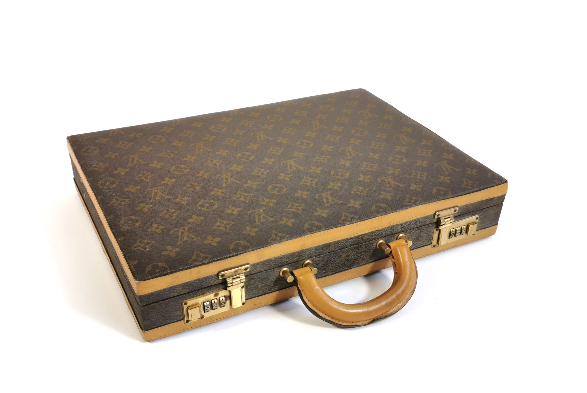 Null LOUIS VUITTON

Cartella piatta in tela monogramma, chiusura a combinazione &hellip;