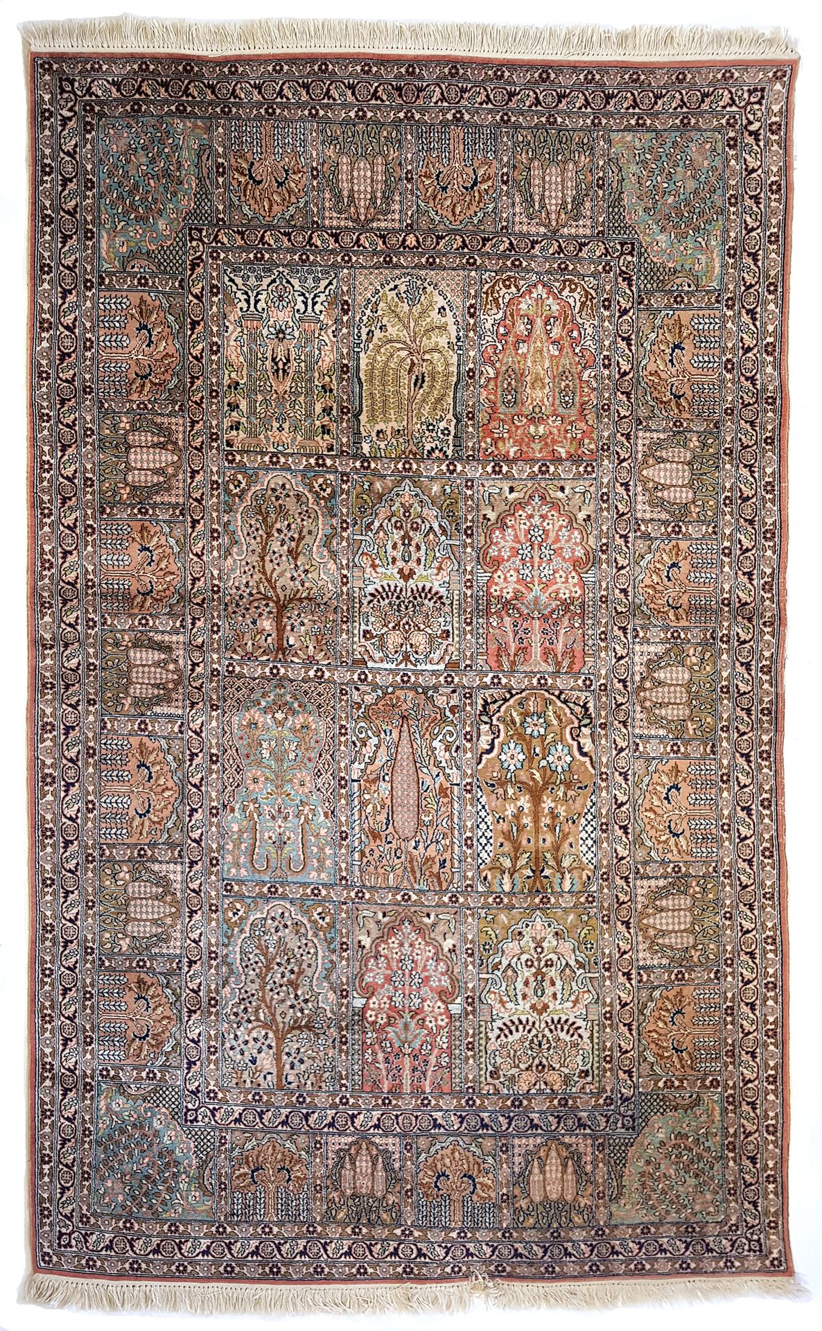 Null Feiner Kaschmir-Seidenteppich - Indien, um 1975.

Maße: 225 x 139 cm 

Tech&hellip;