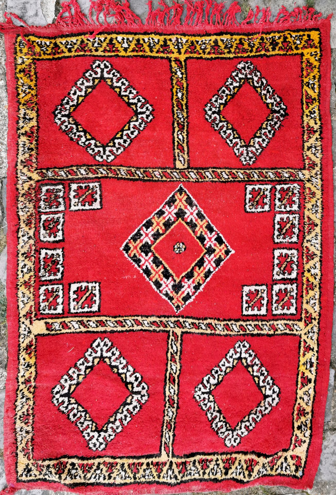 Null 1960年左右，拉巴特（摩洛哥北阿特拉斯）。

技术特点： 羊毛天鹅绒，棉质底座。

红宝石色的背景上有风格化的狼蛛和钻石。

总体状况良好

147&hellip;
