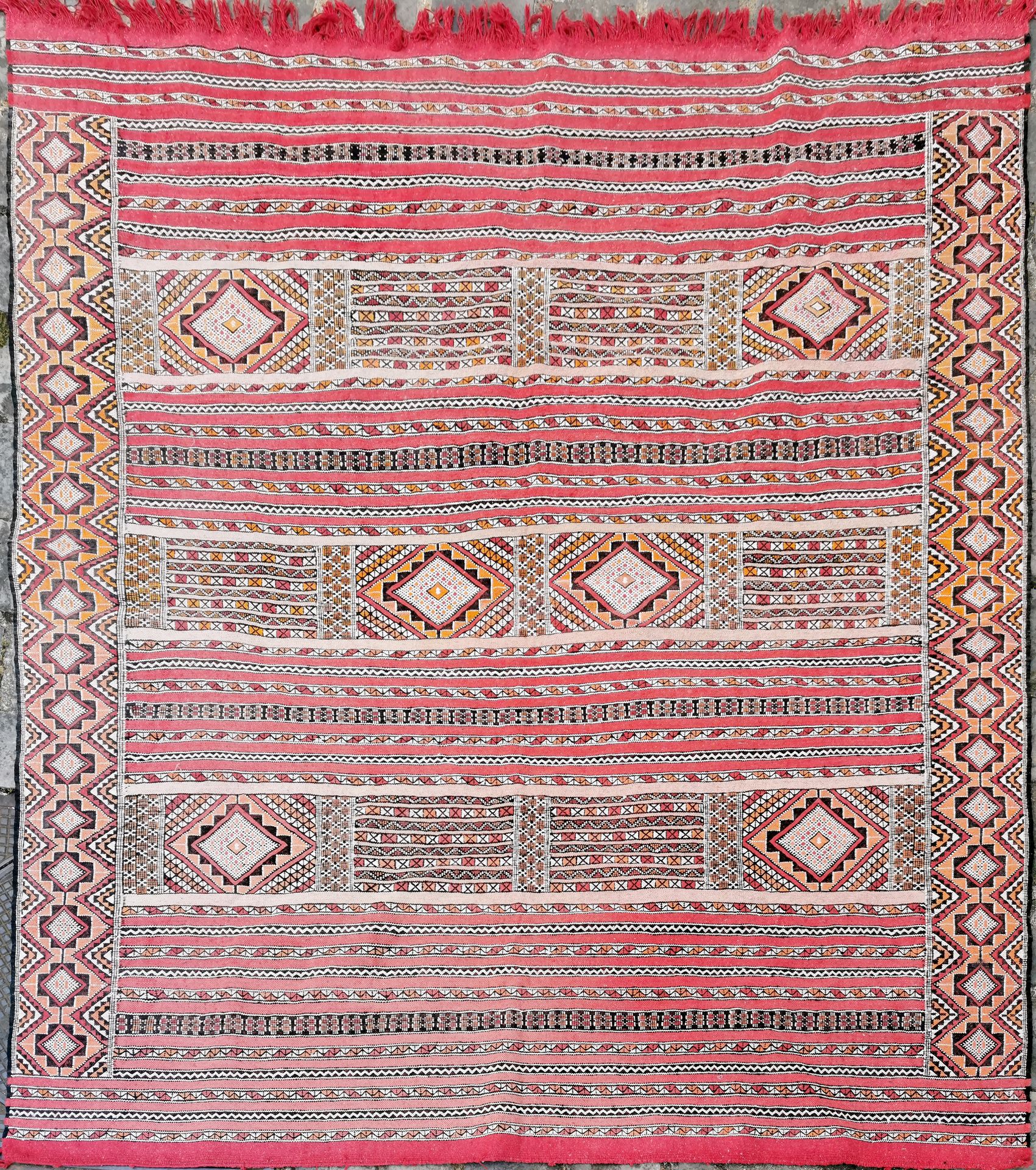 Null 约1960年的大型摩洛哥基里姆。

技术特点：针法，挂毯技术，在棉布上用羊毛线。

Bayadere的条纹和带子。

状况良好

236 x 209 &hellip;