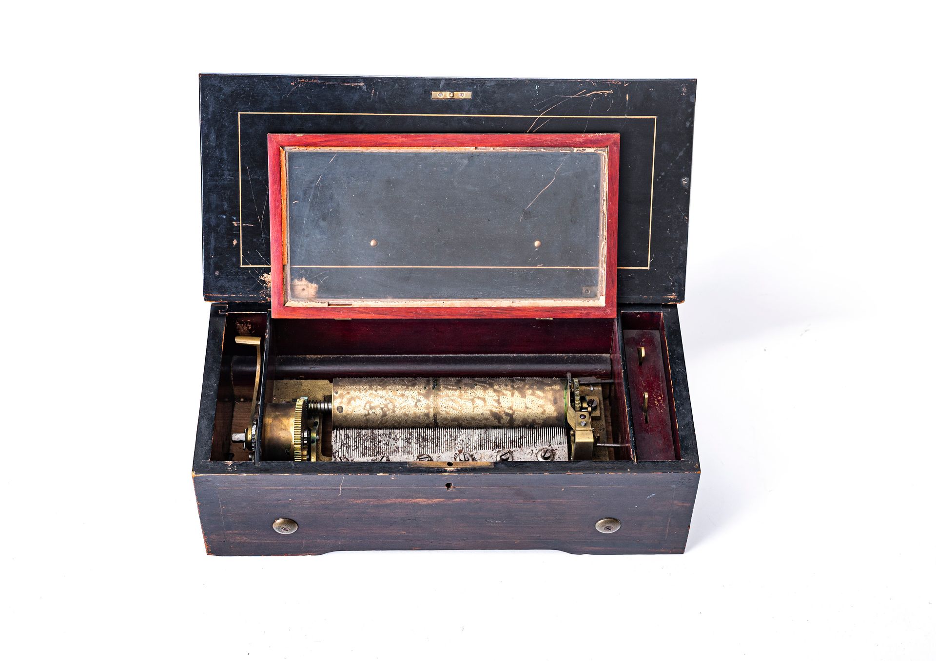 Null 19世纪卷轴音乐盒

饰面和着色的木盒，盖子上有音乐奖杯的镶嵌装饰。

插在玻璃罩下的机械装置处于工作状态

H.14 x W. 41 x D. 19&hellip;