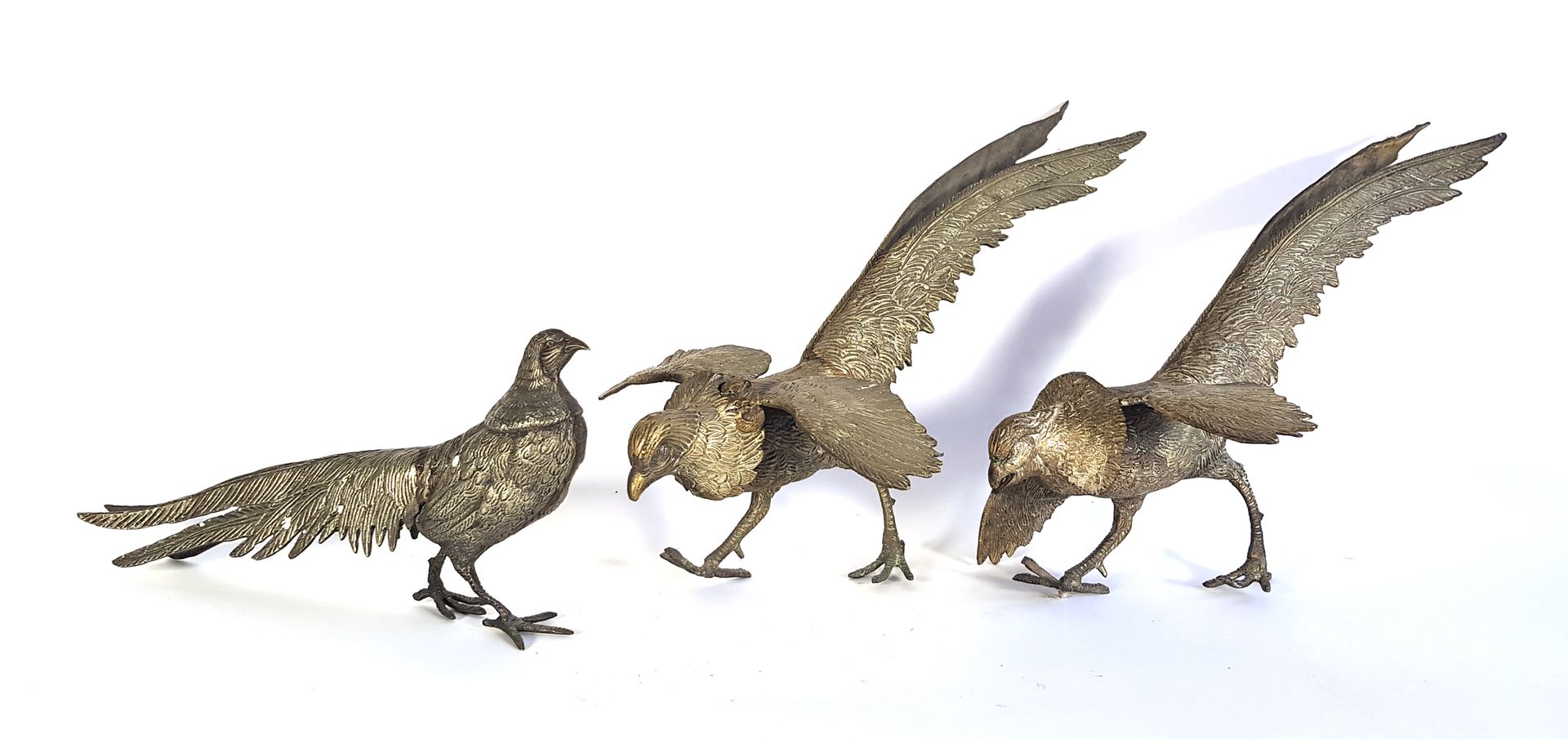 Null Three pheasants in bronze with gilded patina

L. 28, 39 and 40 cm