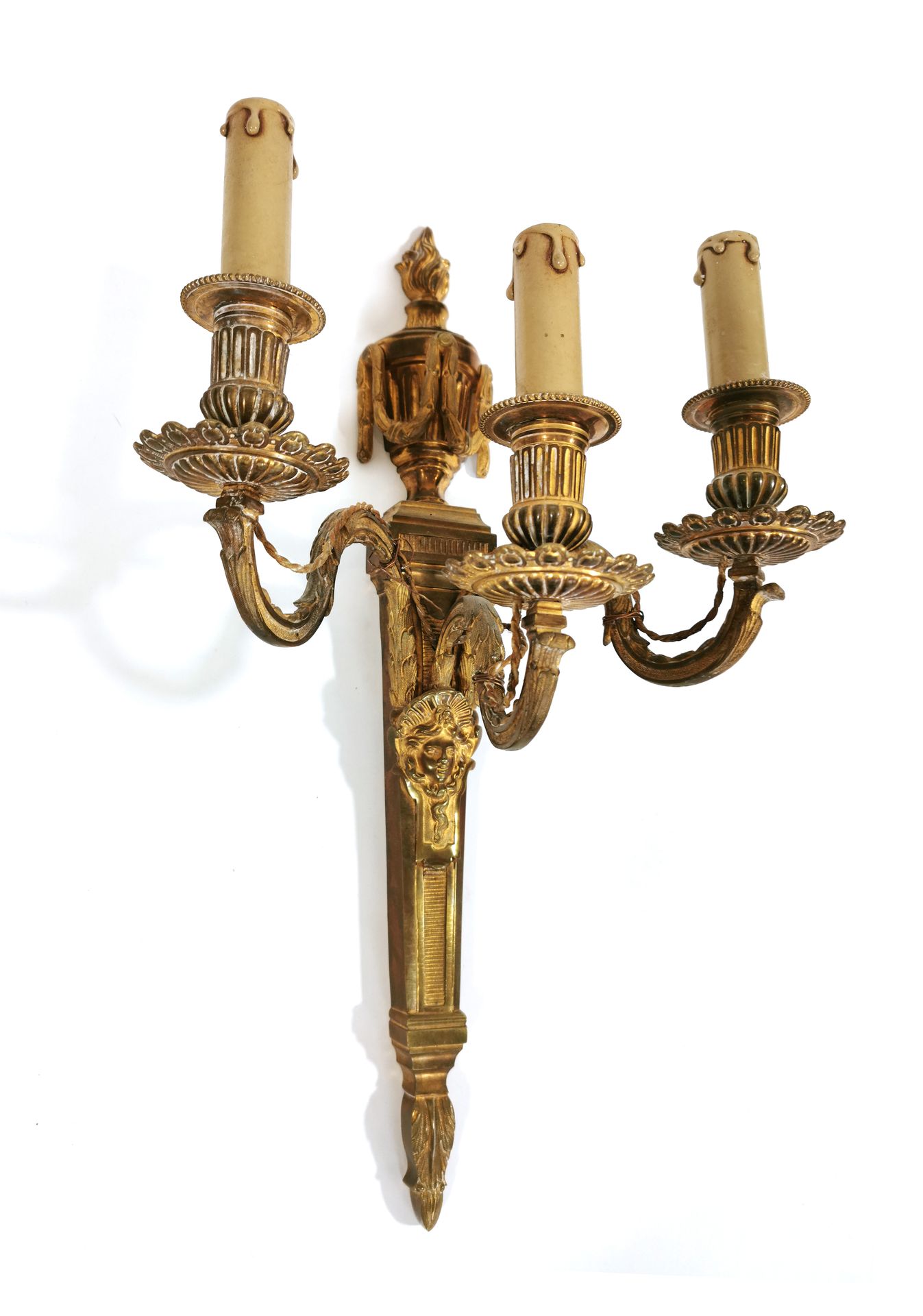 Null 鎏金青铜三灯壁灯，带花纹灯芯和马斯卡龙轴

路易十六风格（穿孔）

H.54厘米
