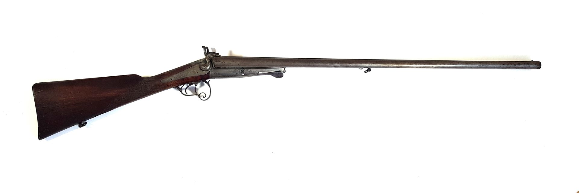 Null 
Fusil Pinfire fabricado en Saint-Etienne


L. 114 cm


Un perro dañado



&hellip;