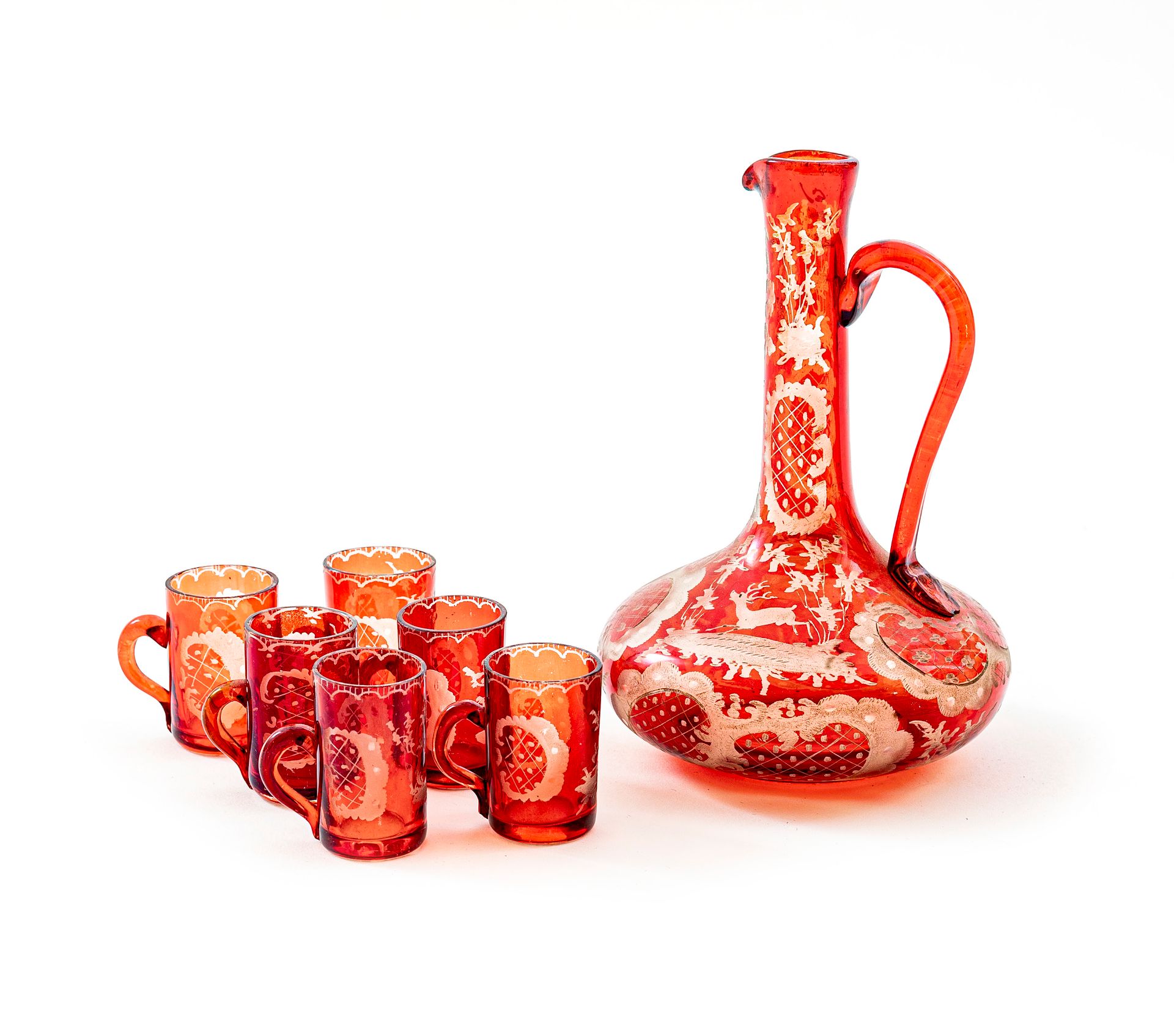Null 波西米亚水晶利口酒瓶，高颈，扁形酒体

饰有狩猎场景的轮子，与方形的刻痕交替出现

19世纪的作品

高度：17厘米



六个红色调的波西米亚水晶利&hellip;