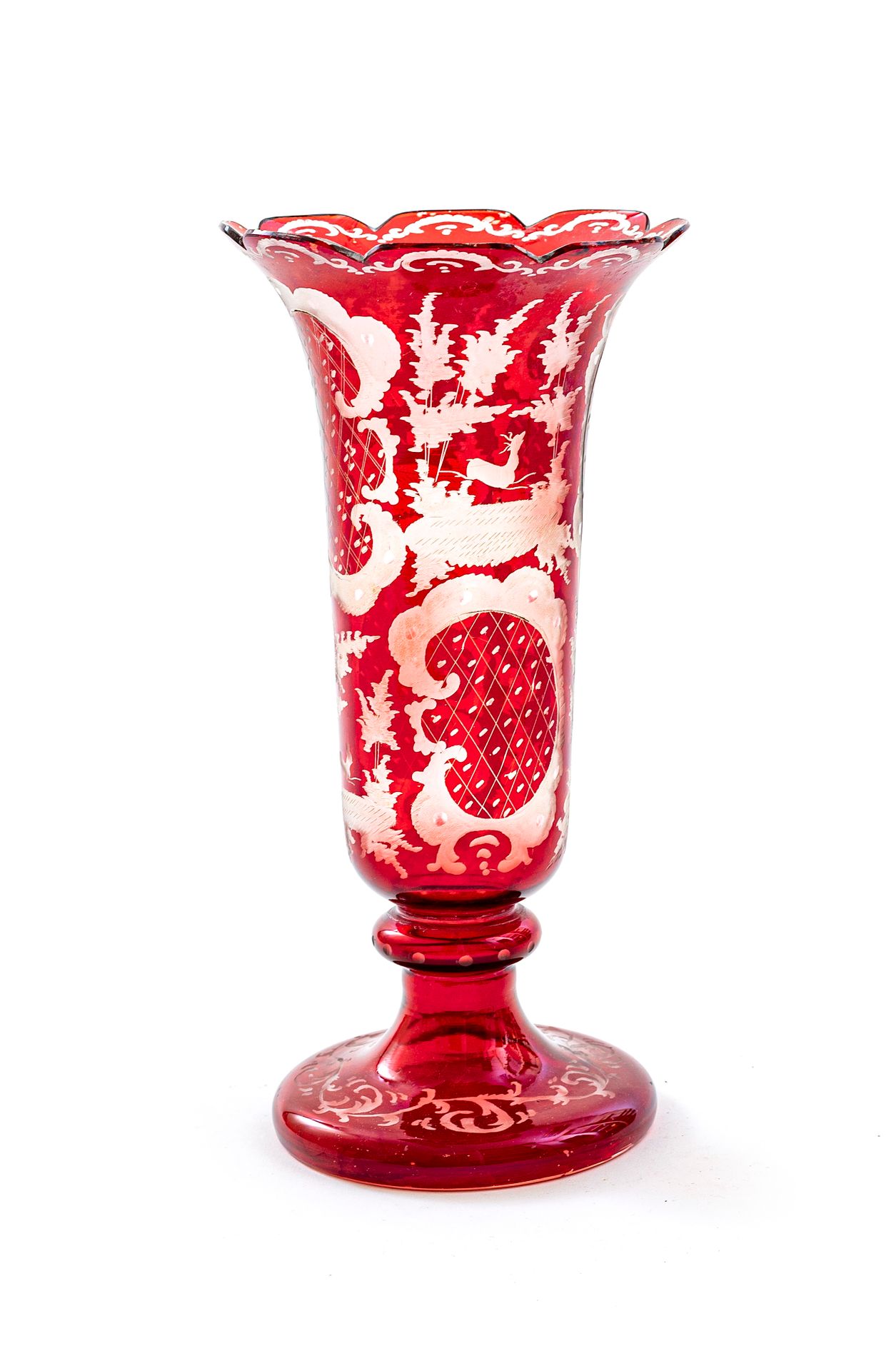 Null 波西米亚风格的水晶花瓶，基座上有喇叭形的颈部和红色色调的多叶领。

刻有运动中的动物轮子的装饰，与方形的子弹交替出现

19世纪末和20世纪初

高度&hellip;