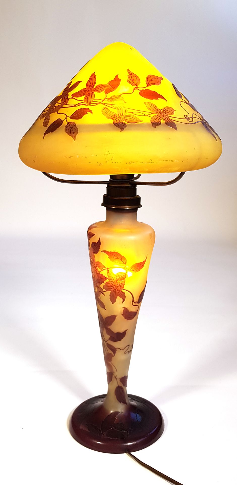 Null 加莱机构(1904-1936)

"Clematis"。

蘑菇型台灯，平坦的栏杆式底座，截断的圆锥型灯罩，有一个再入的边缘

多层玻璃证明，黄色背景&hellip;
