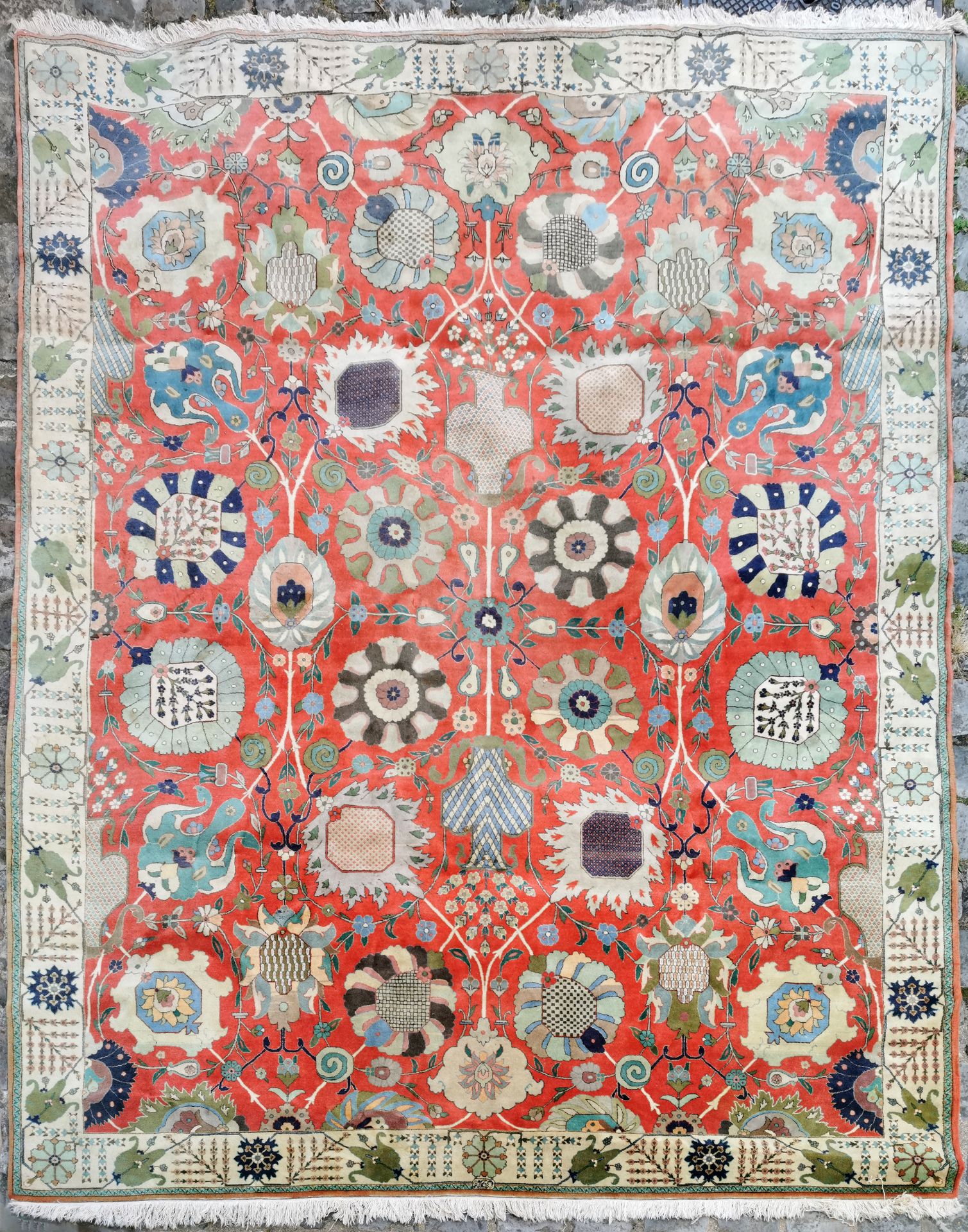 Null 1970年左右，重要的大不里士（伊朗西北部）。

技术特点：棉质基础上的丝质羊毛绒。

红宝石场地上装饰着多色的棕榈花，呈几何形状。

这种装饰可以在&hellip;
