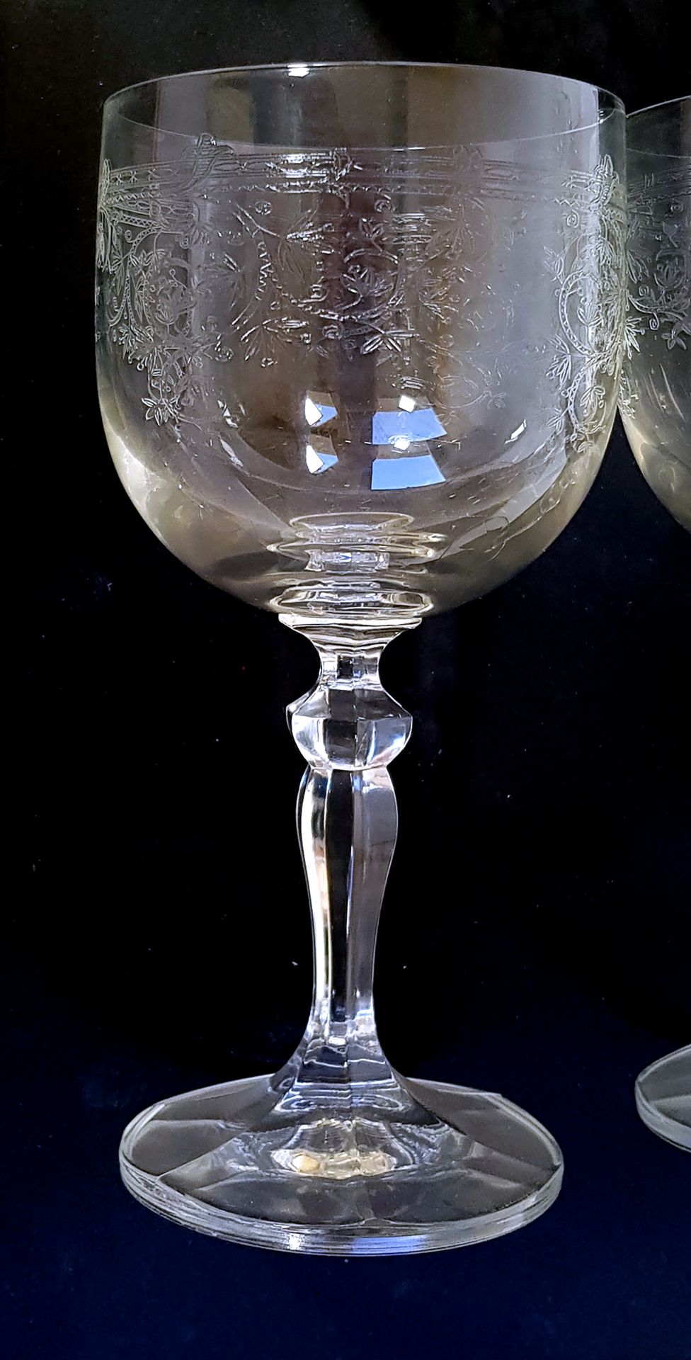 Null 带叶子装饰的水晶玻璃器皿套装，包括五个水杯和六个酒杯

H.15,5和15厘米

包括8个带藤枝装饰的玻璃基尔杯