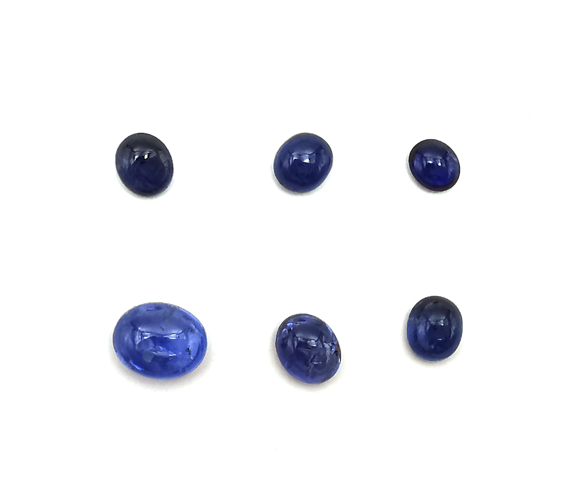 Null 六颗凸圆形切割的锡兰蓝宝石拍品

一个附有2021年9月15日的LFG预报告

蓝宝石的总重量：13.81克拉