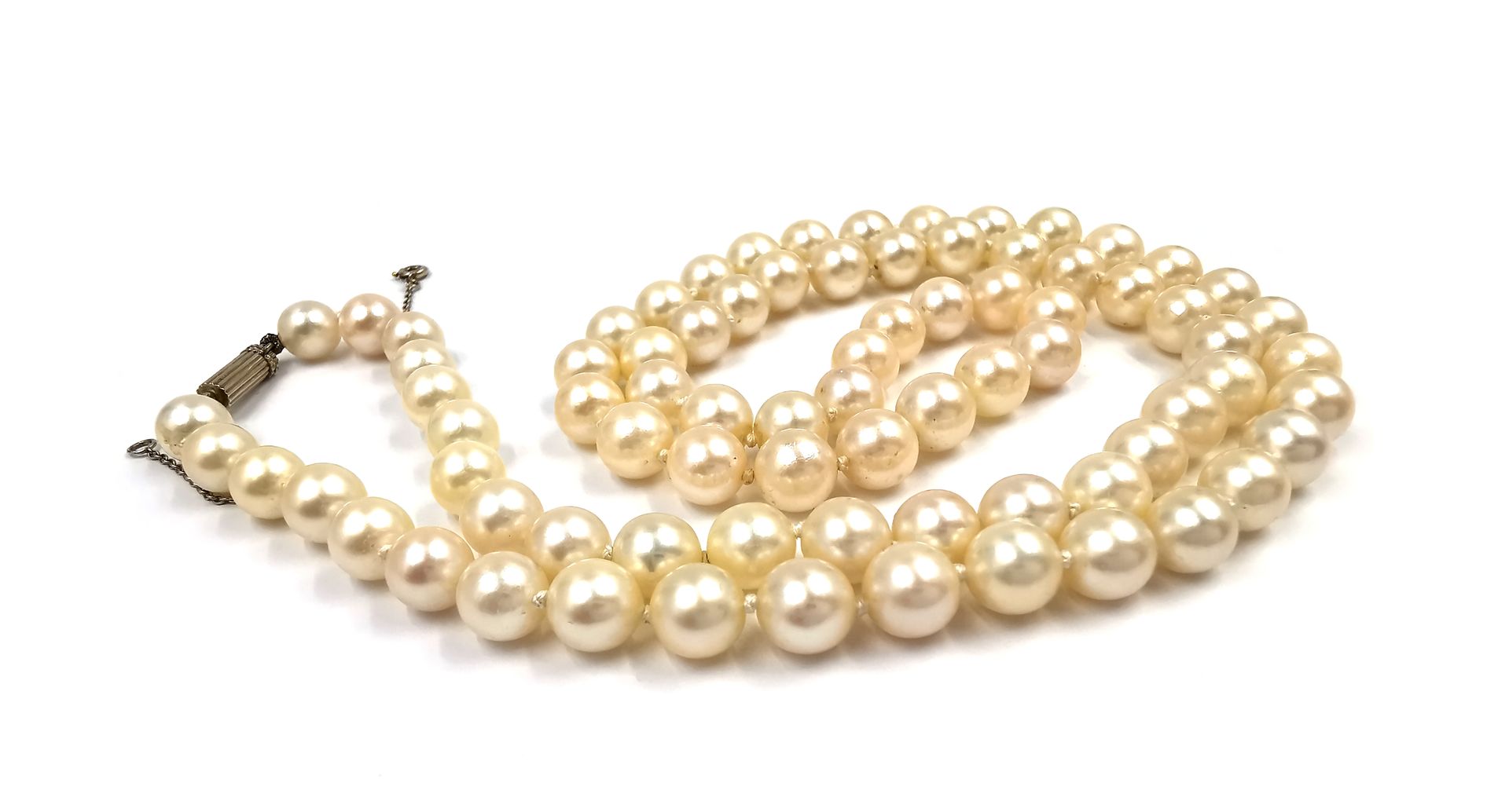 Null 白色养殖珍珠项链，直径约为7毫米的项链。18K金(千分之七十五)搭扣，安全链。

毛重：41,4克。
