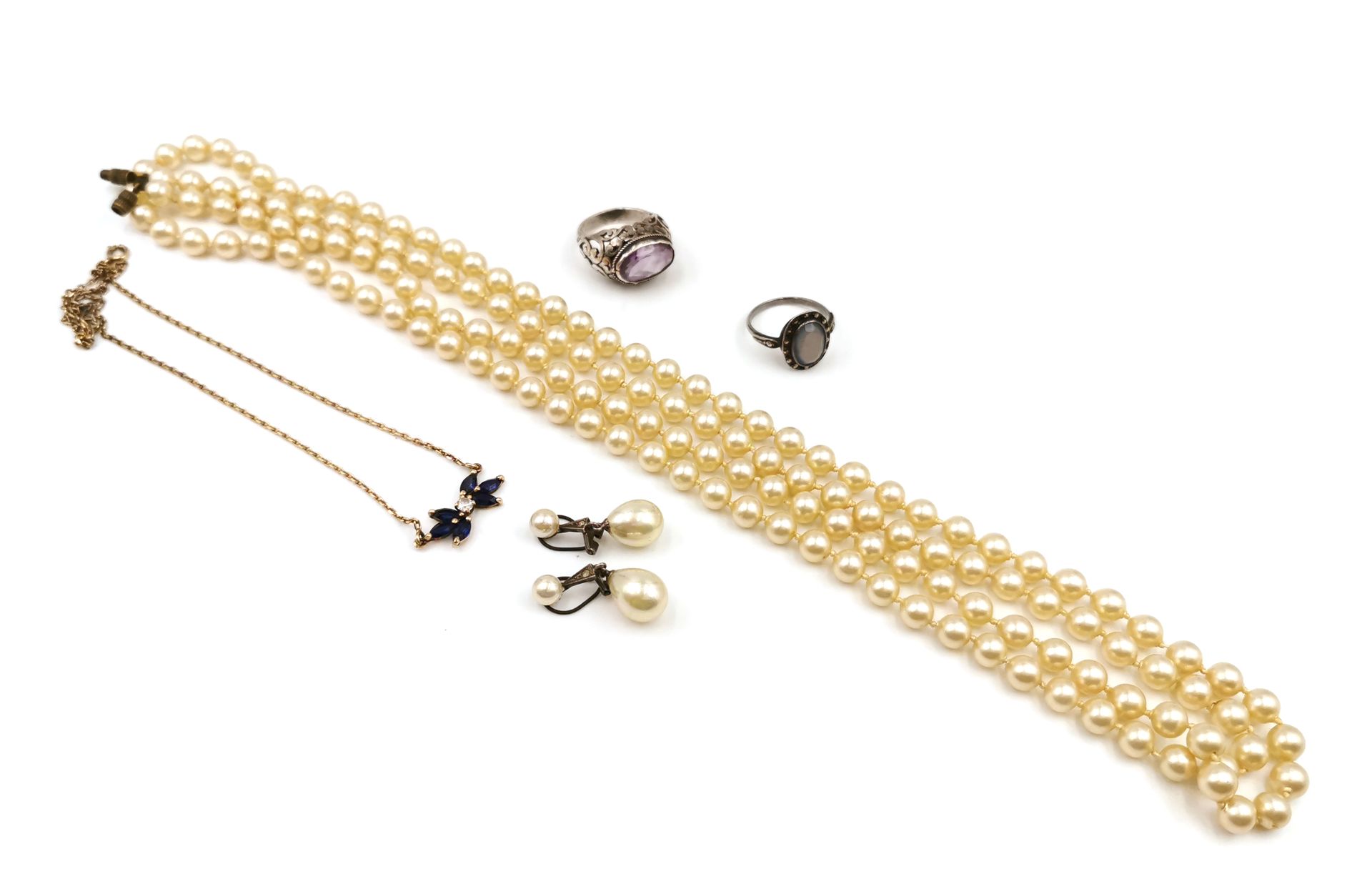 Null Lot including : 

Long necklace made of cream coloured cultured pearls, Len&hellip;