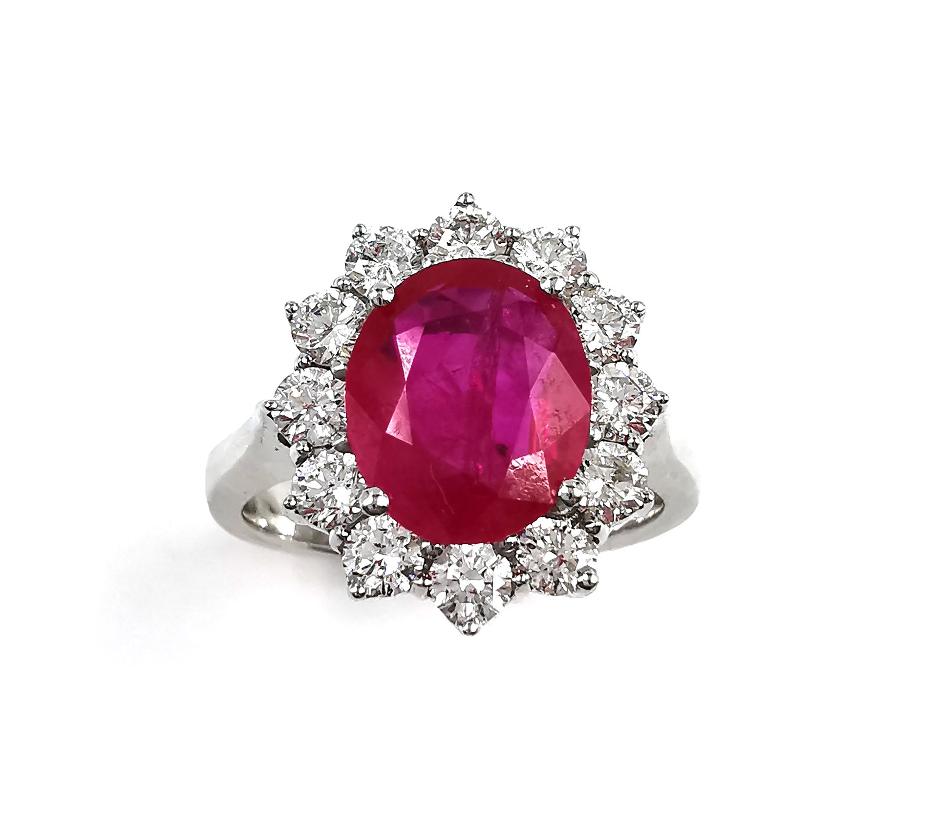 Null 14K白金（千分之五）Marguerite戒指，饰以爪式镶嵌的椭圆形粉红色刻面红宝石，周围有12颗圆形明亮型钻石。

红宝石的尺寸：10 x 9 x &hellip;