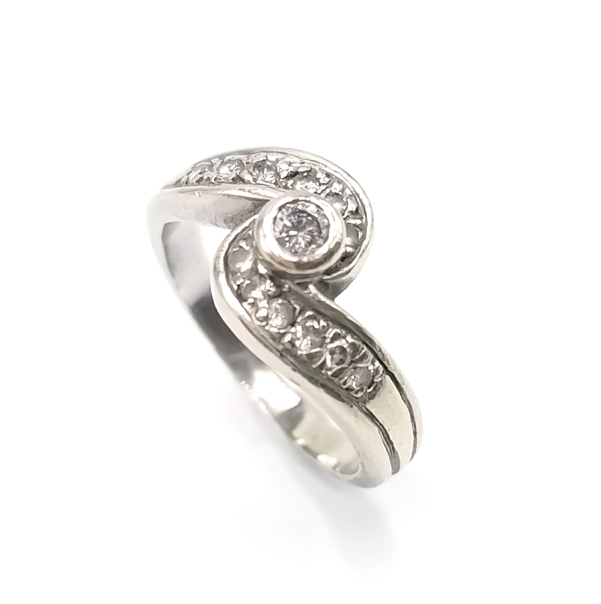 Null 18K（750千分之一）白金陀飞轮戒指，镶嵌着一颗中央圆钻和两行钻石

转指：51

毛重：5克。
