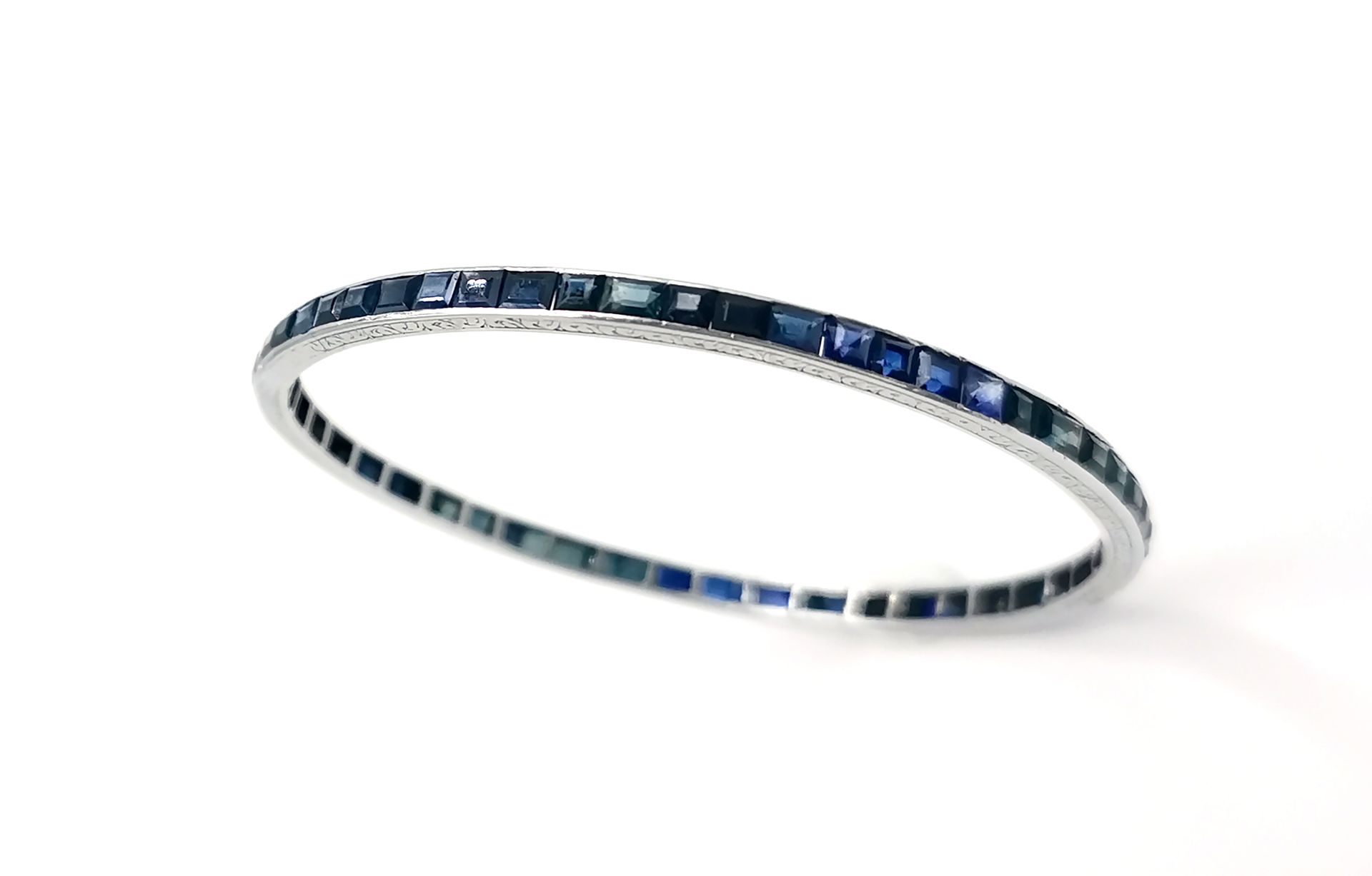 Null Rigid bracelet in platinum (950 thousandths) set with calibrated sapphires &hellip;