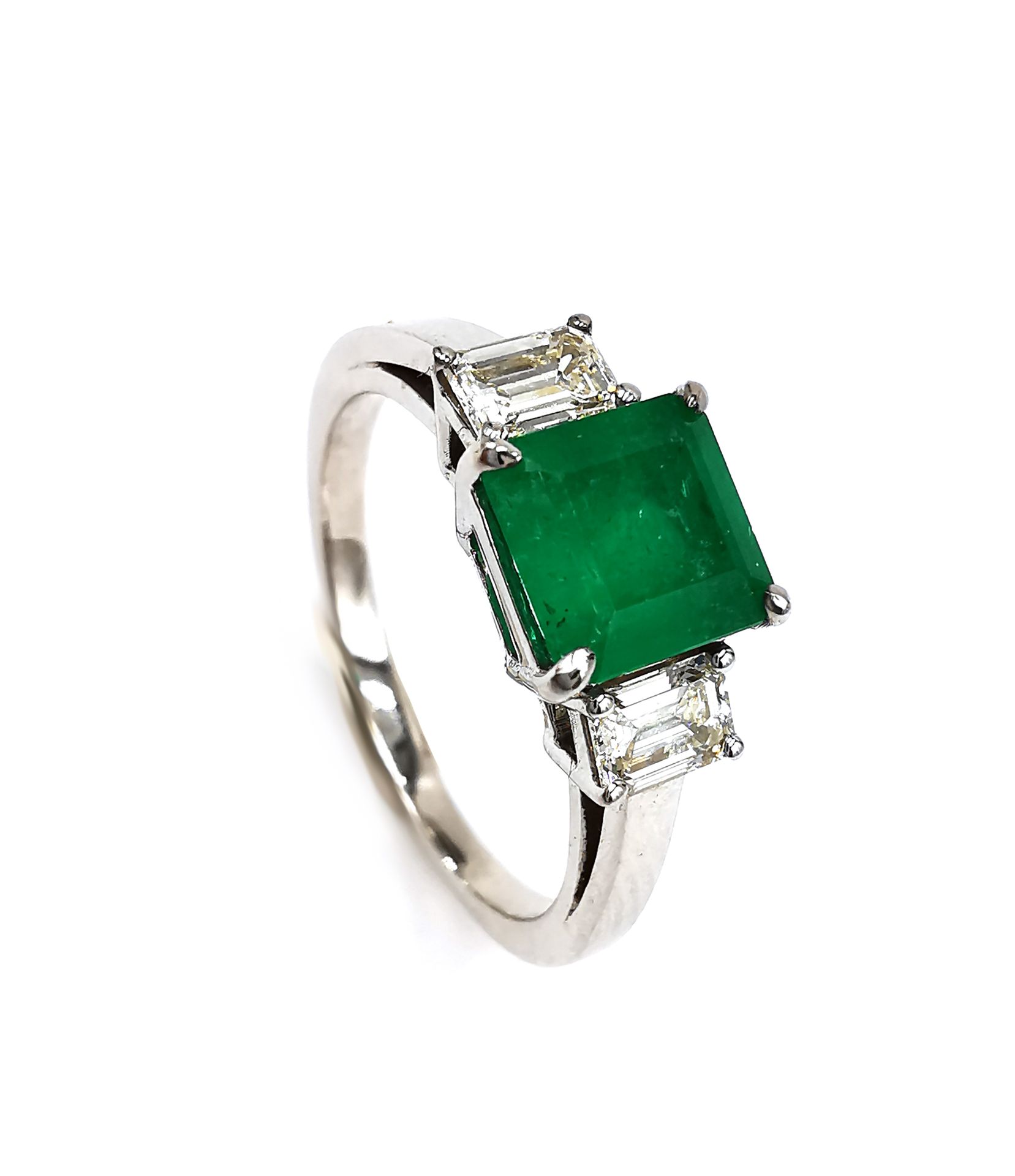 Null 18K（750K）白金戒指，镶嵌了一颗原产于哥伦比亚的方形祖母绿，重约1.53克拉，并有两颗祖母绿切割钻石。

钻石约0.76克拉; 净度: VVS;&hellip;