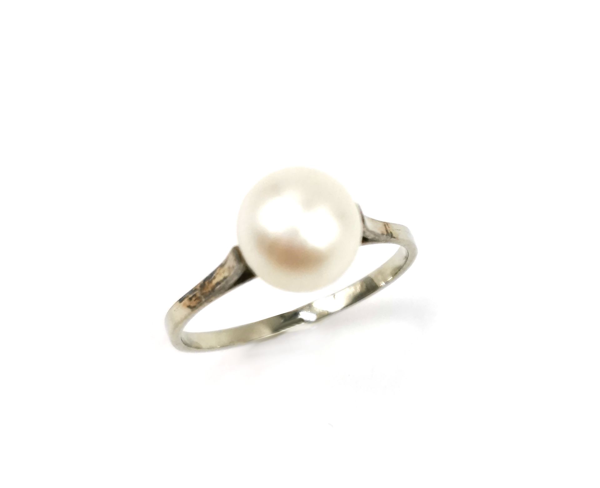 Null 18K白金（千分之七十五）戒指，饰有一颗白色养殖珍珠。

转指：54

毛重：2,1克。