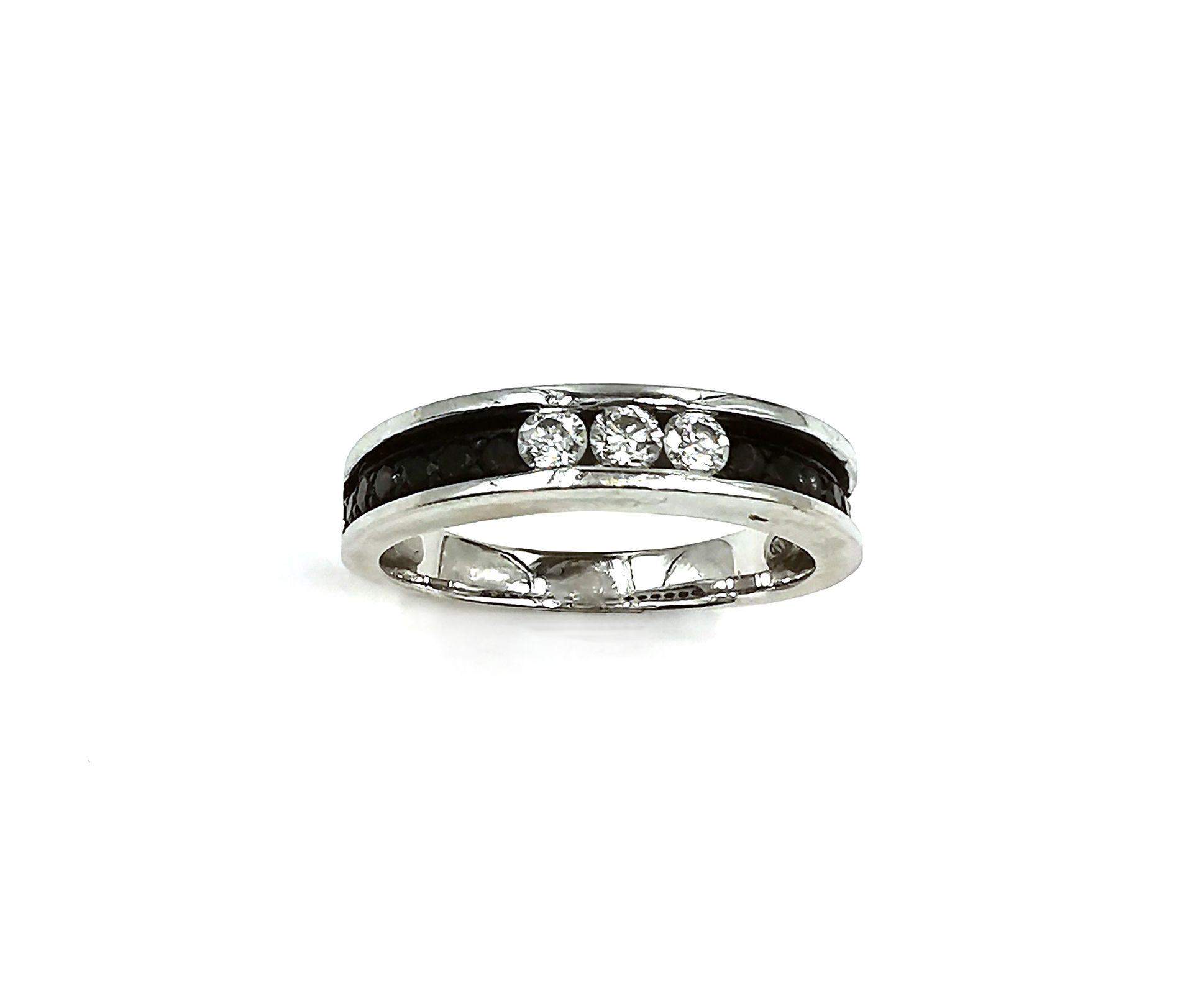Null 18K（750千分之一）白金半婚戒，镶嵌三颗圆形明亮式切割钻石和一排黑钻，采用种子镶嵌法

手指大小 : 51

毛重：3.8克。