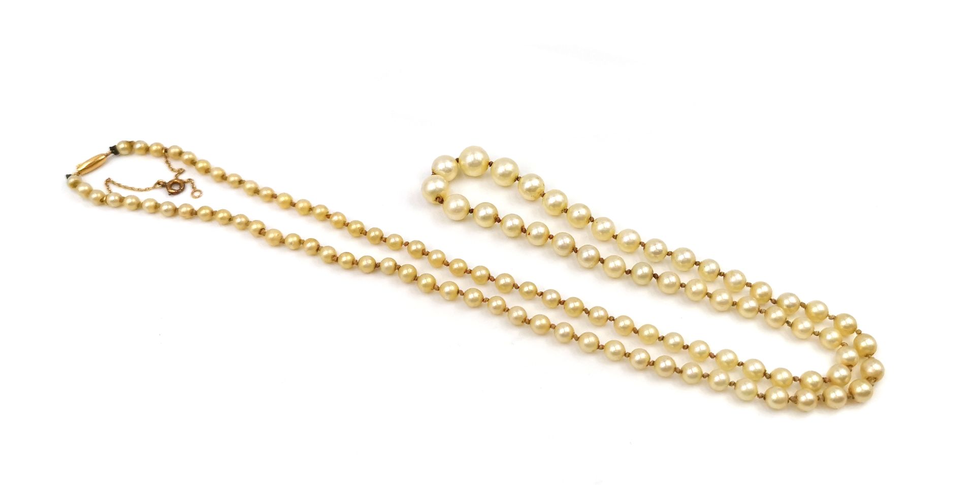 Null 乳白色养殖珍珠制成的长项链。18K金的扣子和安全链

长度：66厘米

毛重：21.3克。