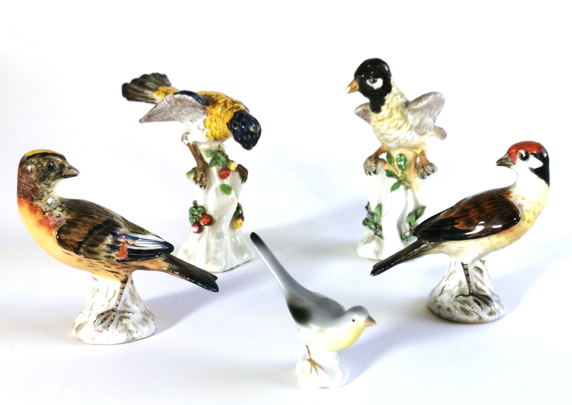 Null Cinq figurines d'oiseaux en porcelaine polychrome

Deux avec marques

H. En&hellip;