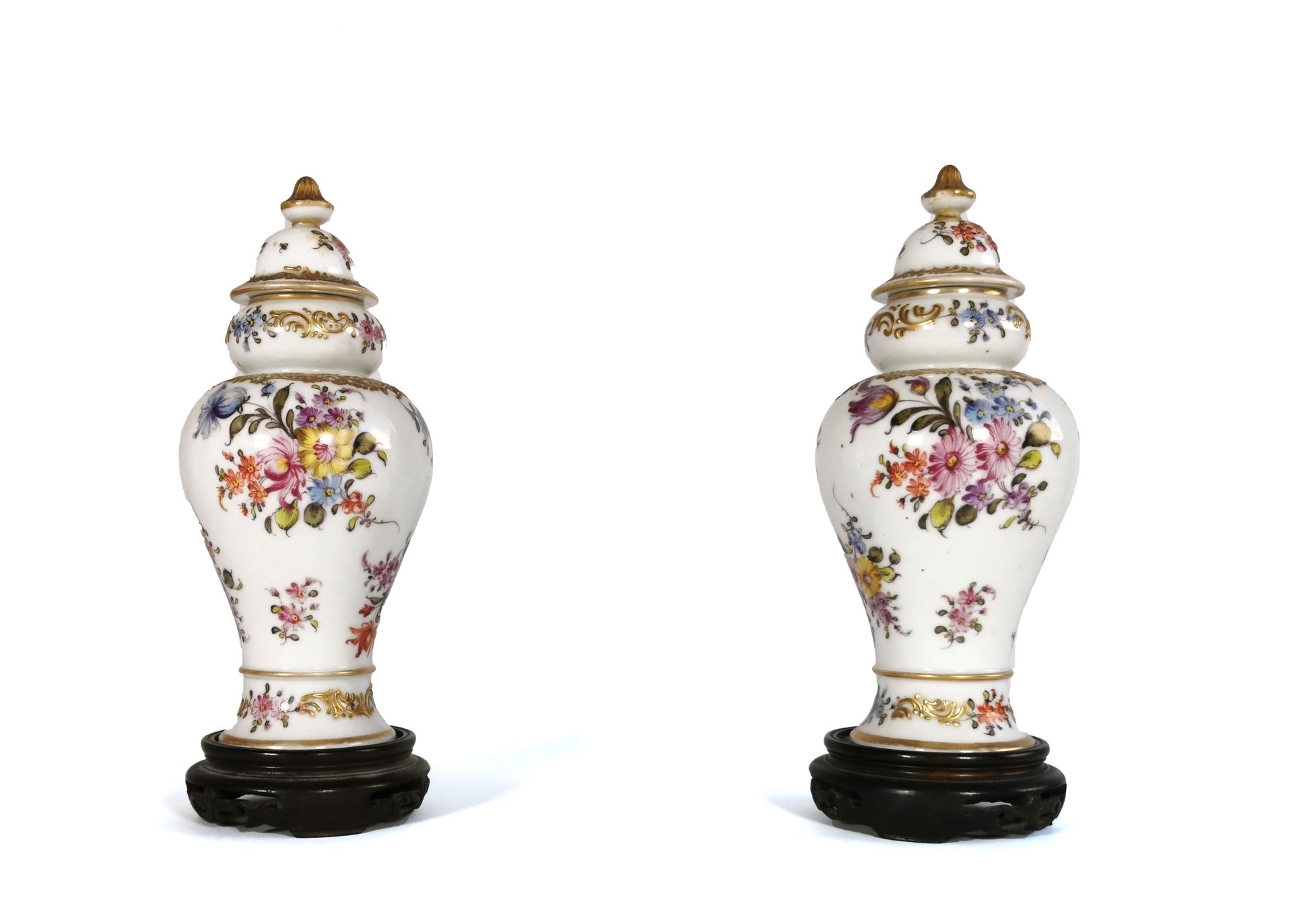 Null Paire de vases en porcelaine émaillé à rehaut d'or

Marques sous les bases,&hellip;