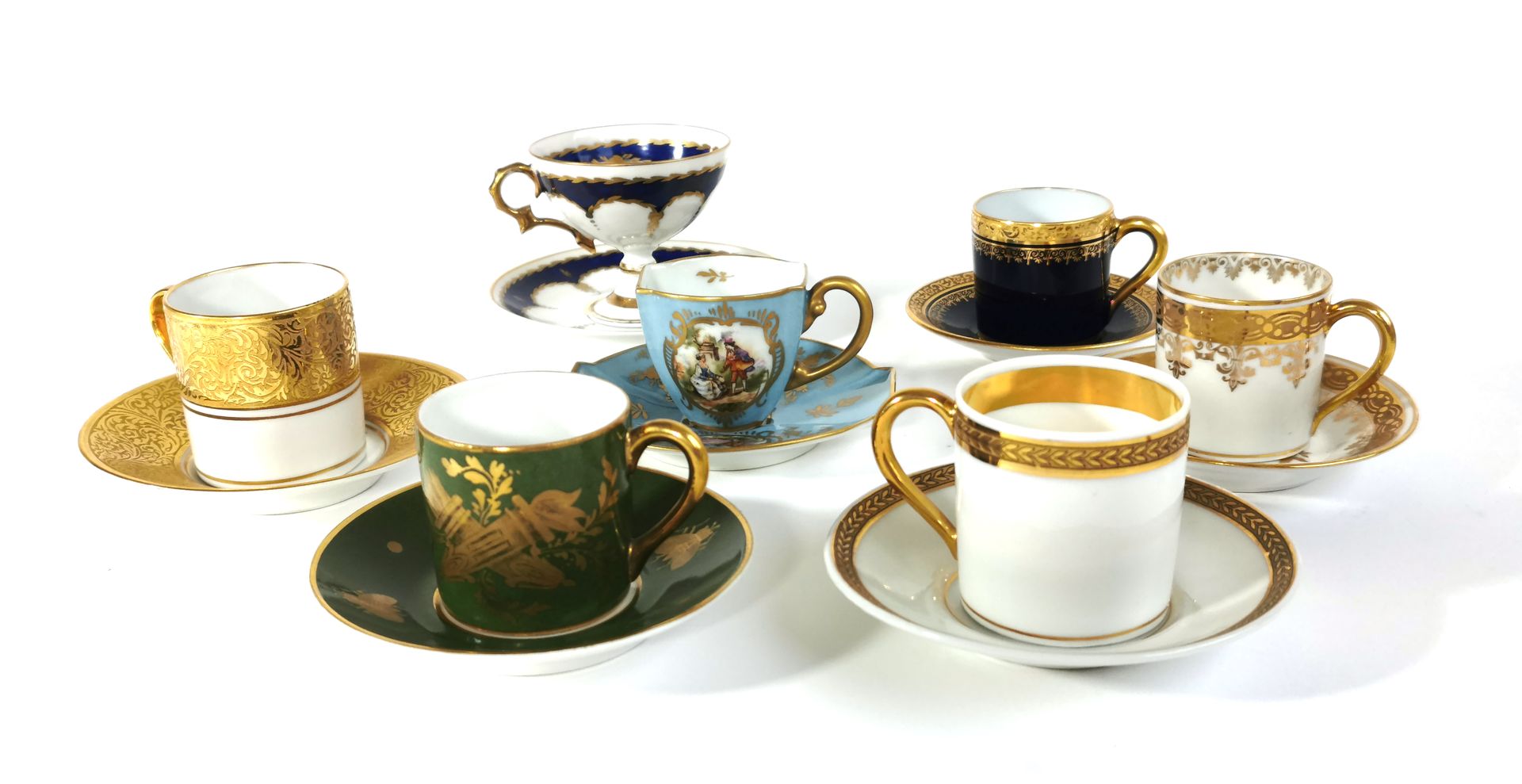 Null Sept tasses à café et leurs soucoupes en porcelaine à décor variés

H. Entr&hellip;