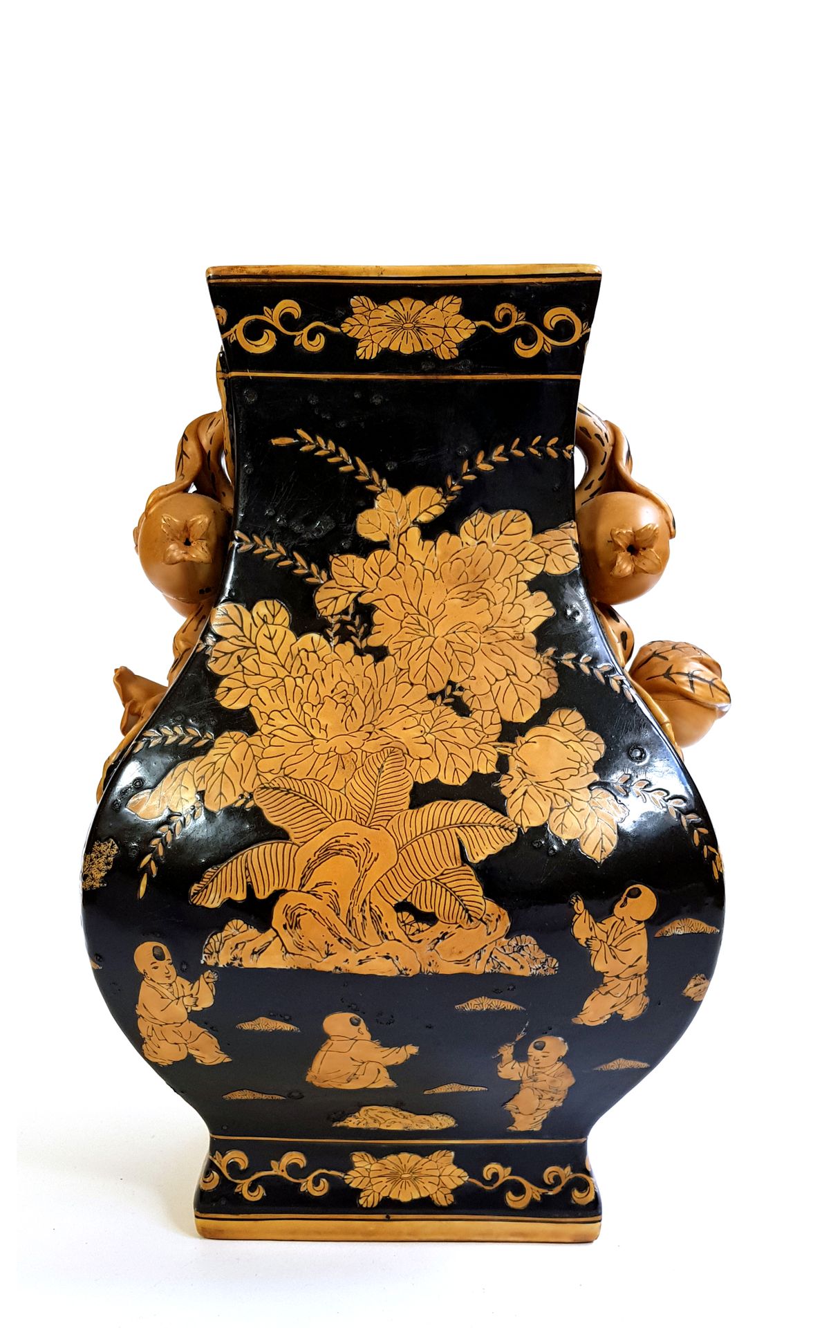 Null CHINE

Vase en porcelaine de type fanghu à décor ocre sur fond noir d'enfan&hellip;