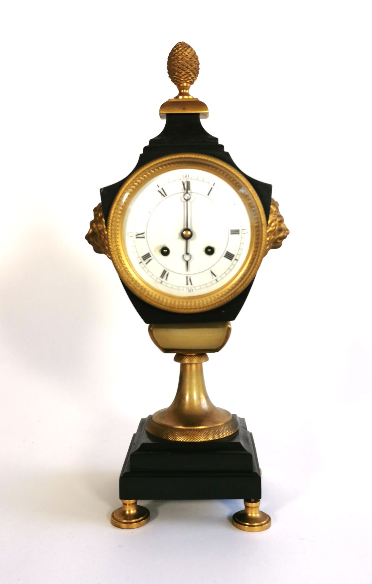 Null 拿破仑三世风格的时钟和灯座，采用绿色的青铜、带凹槽和镀金的青铜、珐琅、木头和玻璃，装饰有狮子头和espagnolettes。

机械机芯及其印章没有经&hellip;